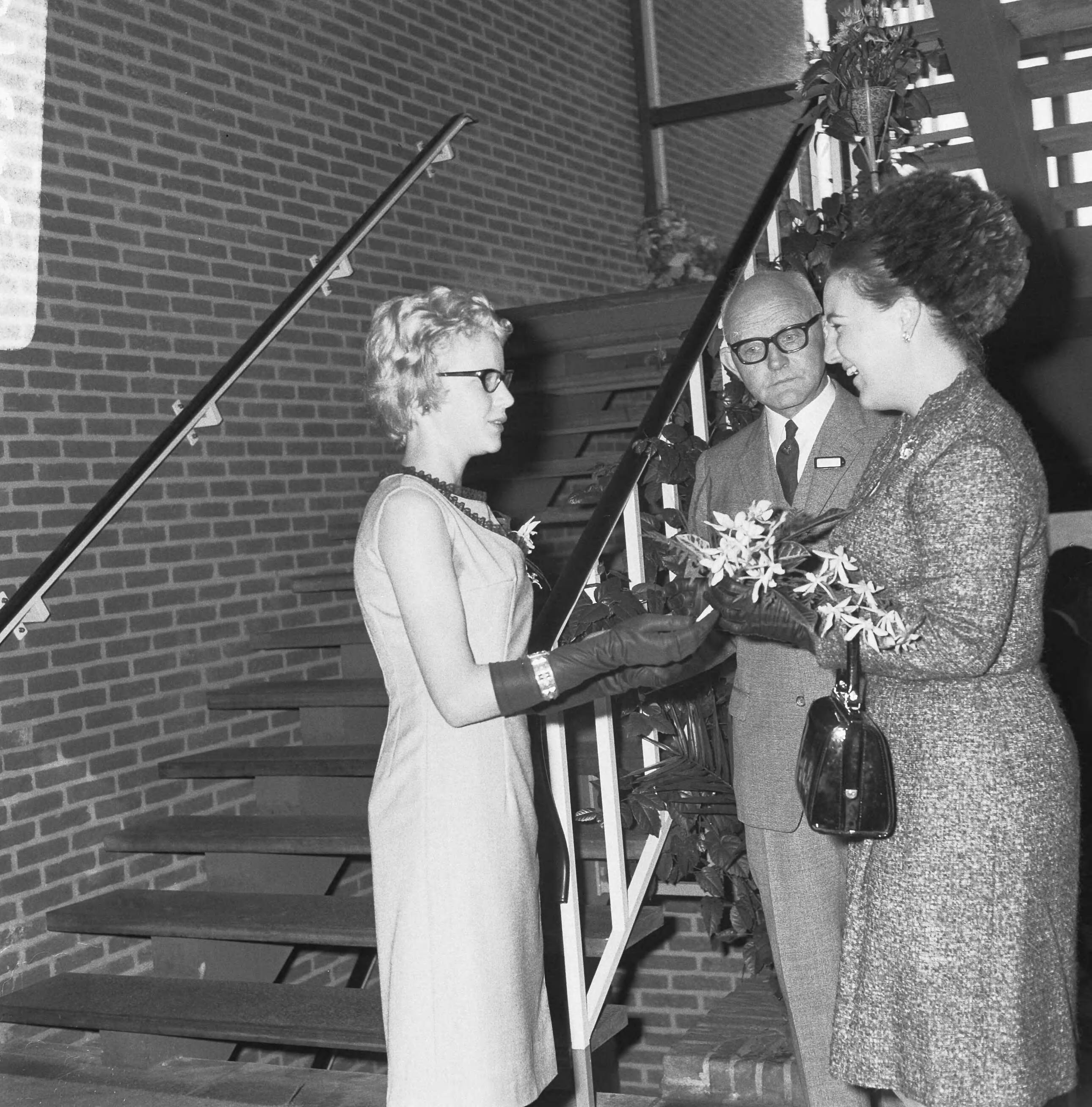 Fotocollectie Anefo — Prinses Margriet opende LTS te Soest, prinses Margriet krijgt bloemen aangeboden — Foto: Kroon, Ron / Anefo. Licentie: Set B: Rechtenvrij / Publiek Domein. Bron: Nationaal Archief. http://hdl.handle.net/10648/aaf053fe-d0b4-102d-bcf8-003048976d84