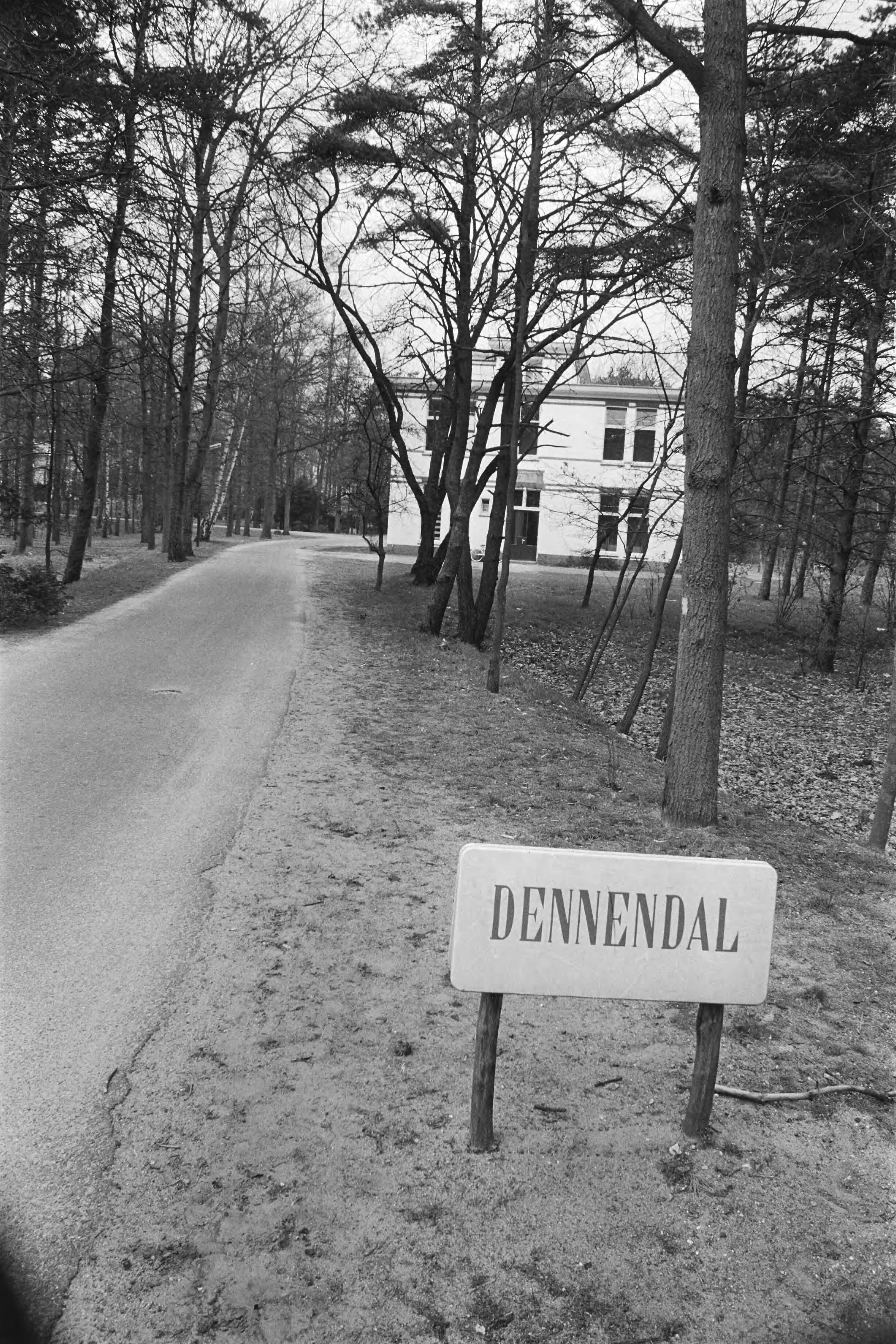Psychiatrische Inrichting Willem Arntsz Hoeve te Den Dolder — Bord "Dennendal" met exterieur — Foto: Fotograaf Onbekend / Anefo. Licentie: Set B: Rechtenvrij / Publiek Domein. Bron: Nationaal Archief. http://hdl.handle.net/10648/abbc1dfe-d0b4-102d-bcf8-003048976d84