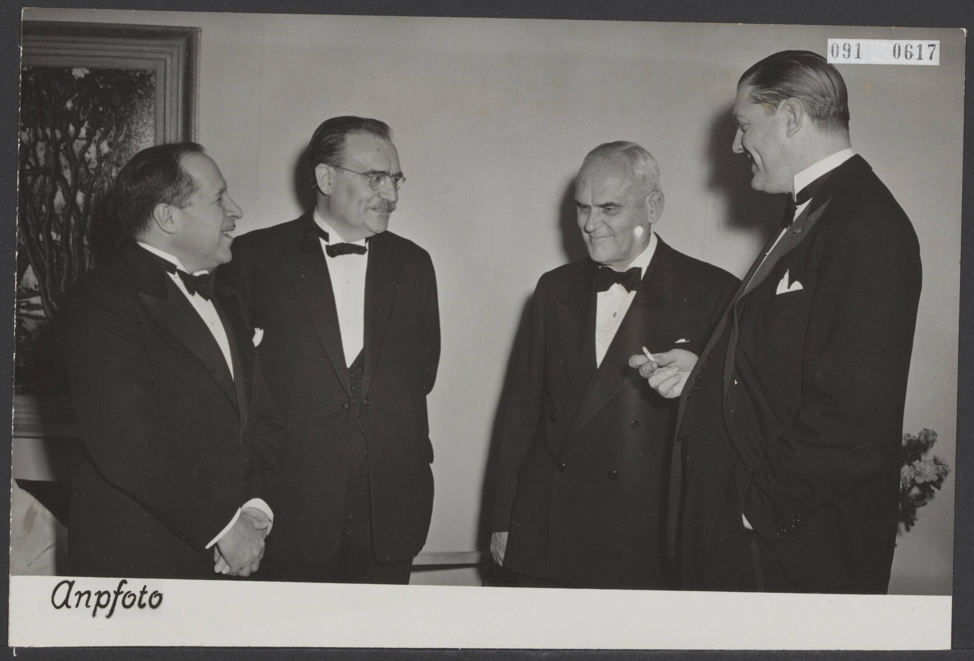 Fotocollectie Elsevier Binnenland — De Canadese minister voor Handel en Nijverheid, C.D. Lowe, brengt een bezoek aan ons land. Ter zijner ere heeft de Canadese ambassadeur Pierre Dupuy een diner gegeven in zijn ambtswoning te Wassenaar, waaraan verscheidene ministers en bekende figuren uit handel en nijverheid aanzaten. Vlnr. Pierre Dupuy, minister-president W. Drees, minister C.D. Howe en minister van der Brink — Foto: ANP / RVD of rechtenvrij. Licentie: Set B: Rechtenvrij / Publiek Domein. Bron: Nationaal Archief. http://hdl.handle.net/10648/ae207e82-d0b4-102d-bcf8-003048976d84