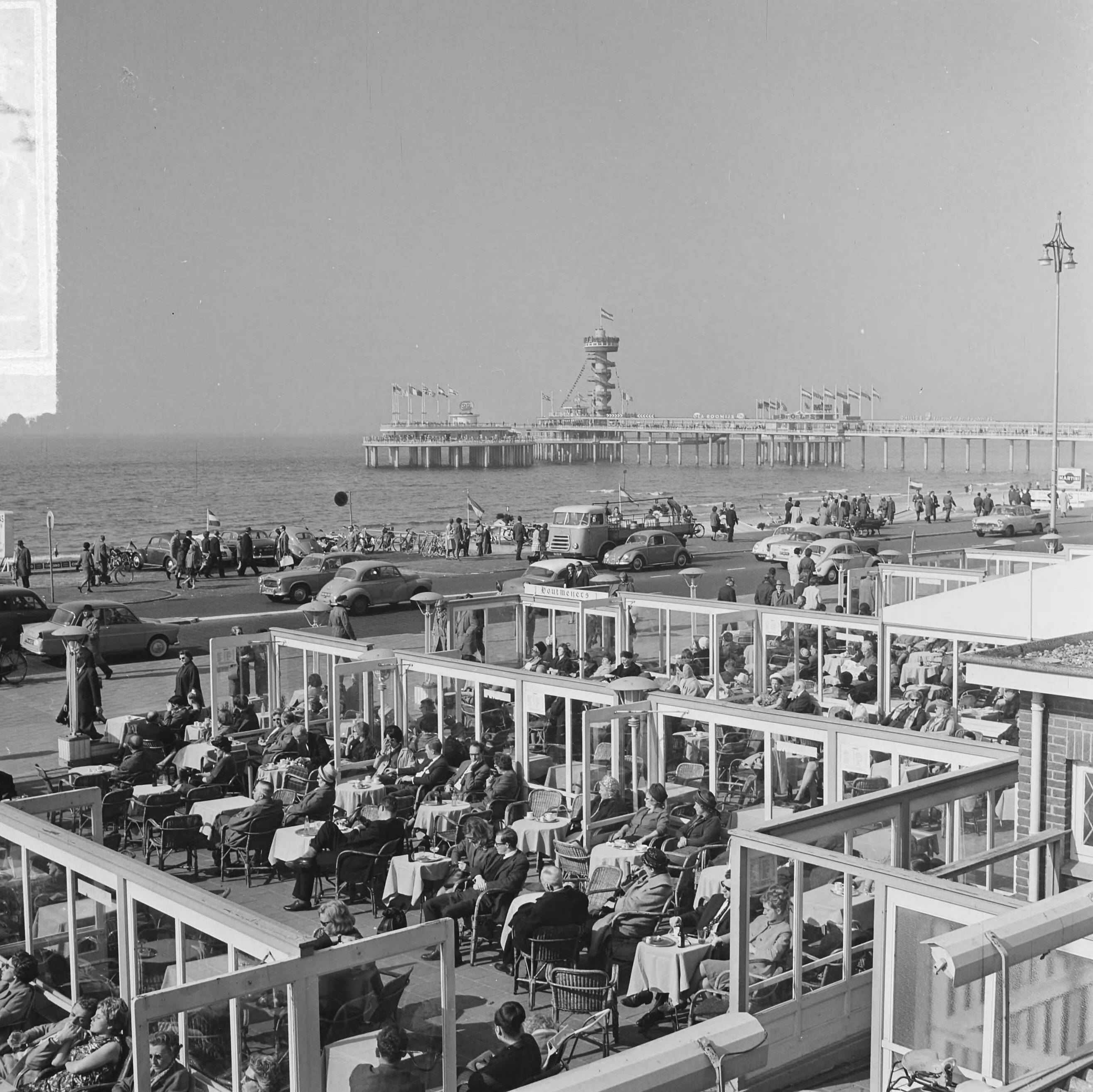 Fotocollectie Anefo — De Scheveningse Boulevard, terrasjes — Foto: Koch, Eric / Anefo. Licentie: Set B: Rechtenvrij / Publiek Domein. Bron: Nationaal Archief. http://hdl.handle.net/10648/aa63bd40-d0b4-102d-bcf8-003048976d84