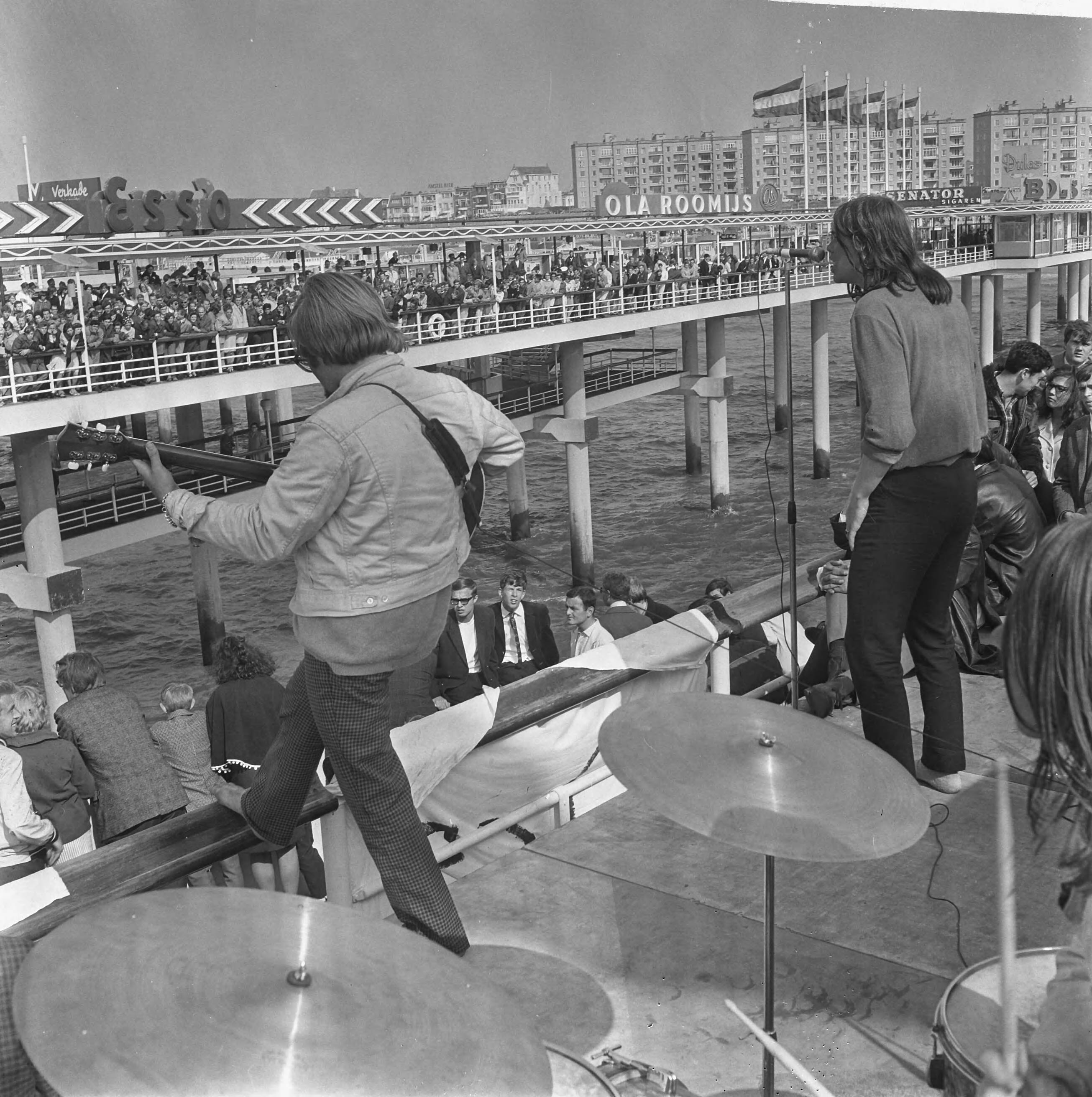 Fotocollectie Anefo — Haagse Beatgroep Q65 tijdens optreden op de pier van Scheveningen — Foto: Voets, Jan / Anefo. Licentie: Set B: Rechtenvrij / Publiek Domein. Bron: Nationaal Archief. http://hdl.handle.net/10648/aaed6f4a-d0b4-102d-bcf8-003048976d84