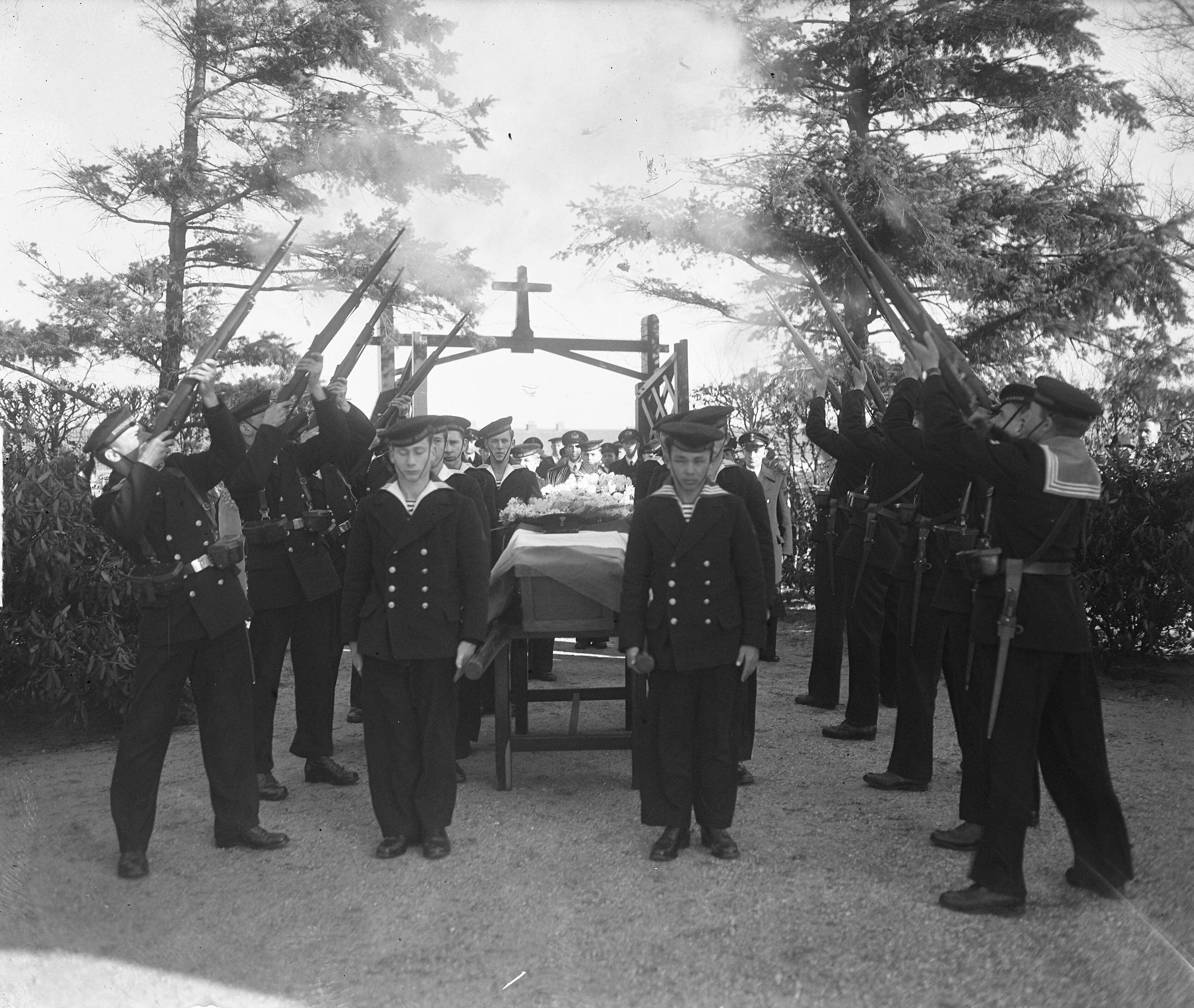 Begrafenis van militair A.G. Matman in Hilversum — Begrafenis Marvo te Hilversum, militair A. G. Matman — Foto: Winterbergen, Rolf / Anefo. Licentie: Set B: Rechtenvrij / Publiek Domein. Bron: Nationaal Archief. http://hdl.handle.net/10648/a8d4bf38-d0b4-102d-bcf8-003048976d84
