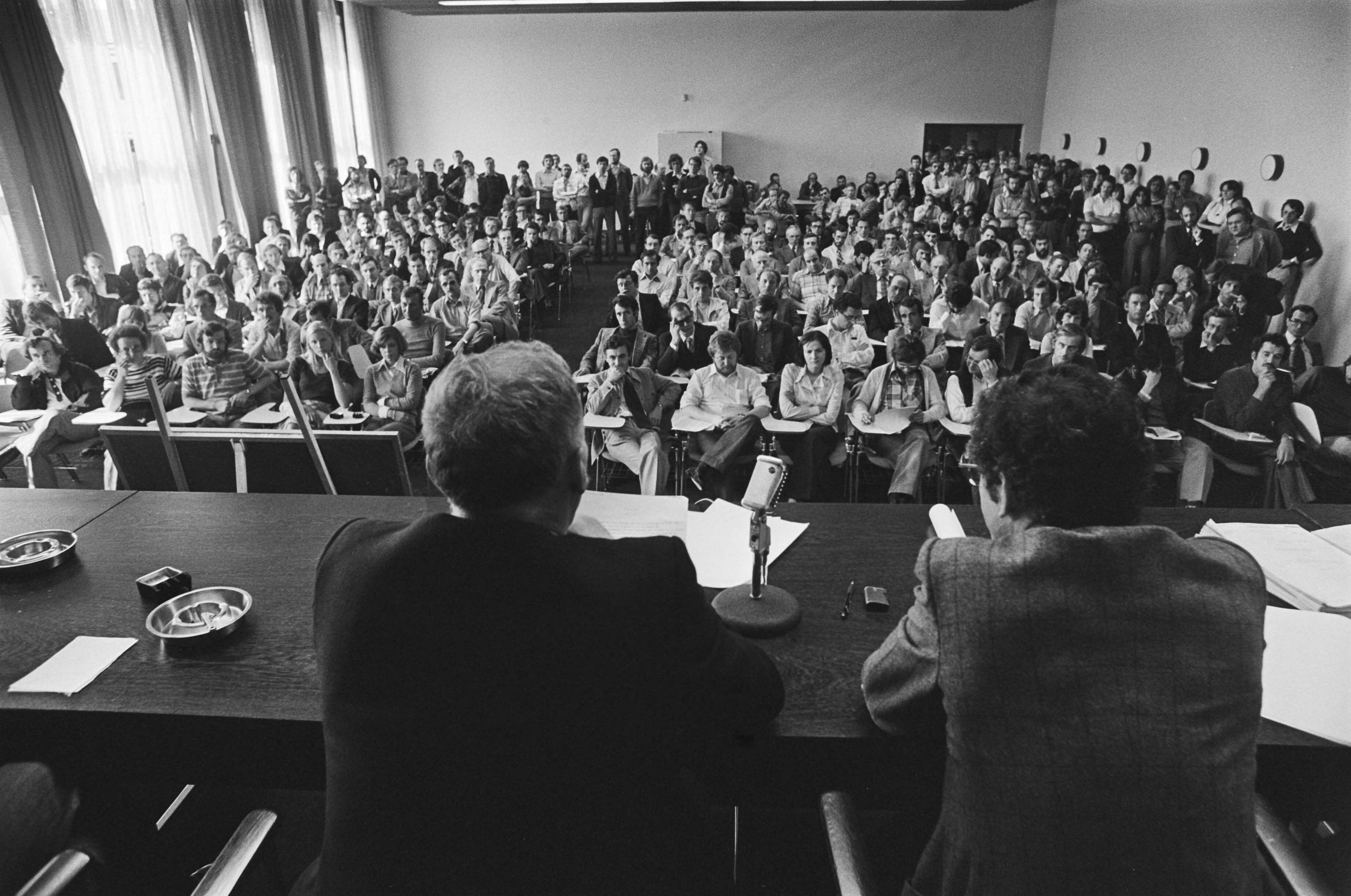 Fotocollectie Anefo — Internationaal Octrooi Instituut in Rijswijk door personeel bezet; vergadering personeel — Foto: Suyk, Koen / Anefo. Licentie: Set B: Rechtenvrij / Publiek Domein. Bron: Nationaal Archief. http://hdl.handle.net/10648/aca2ab70-d0b4-102d-bcf8-003048976d84