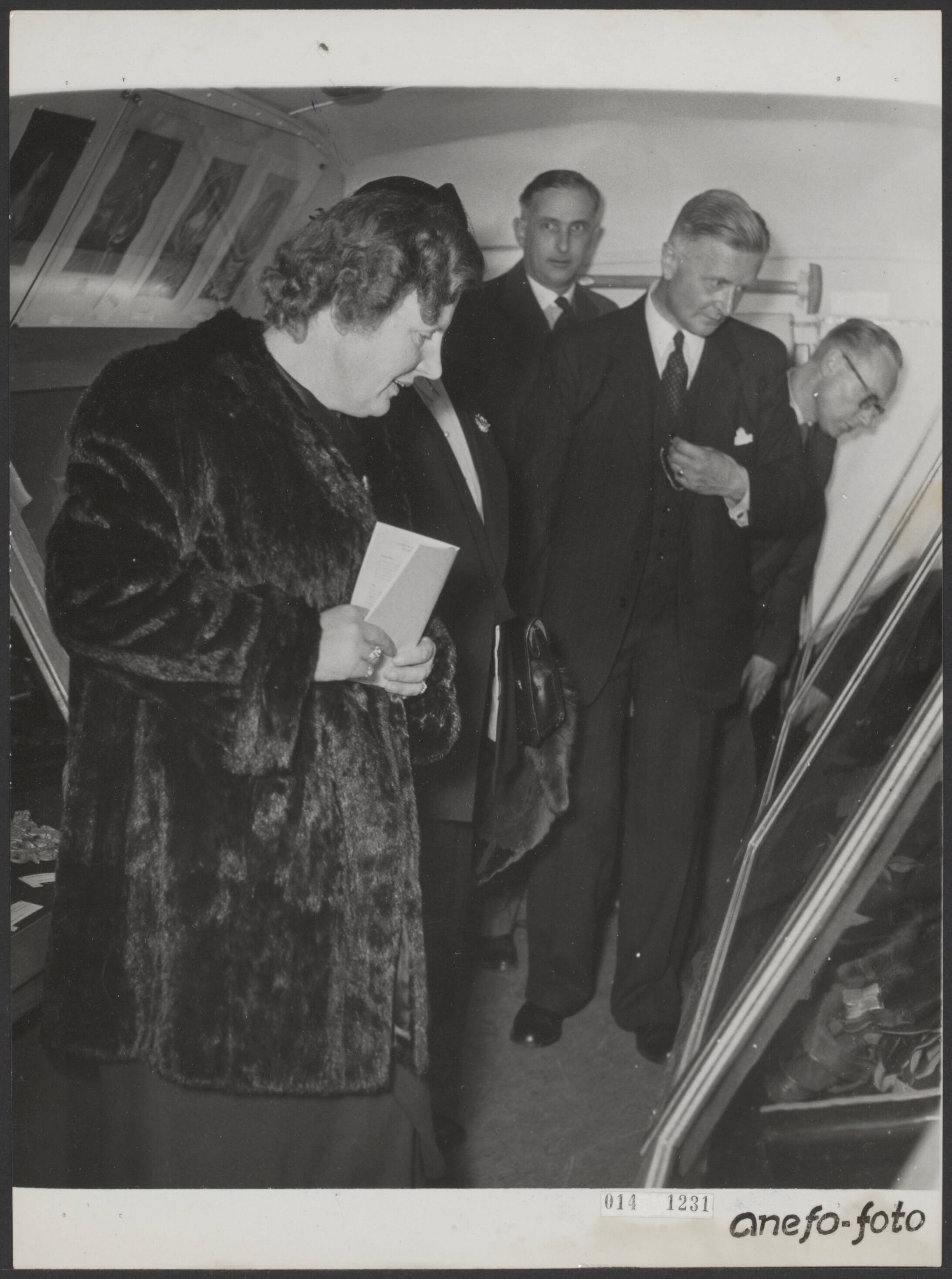 Fotocollectie Elsevier Binnenland — Koningin Juliana heeft op paleis Soestdijk de rijdende tentoonstelling van het Koninklijk Huisarchief geopend. Rechts N.P. Cleveringa, voorzitter van het prins Bernhardfonds. In het midden op achtergrond baron Van Heeckeren, particulier secretaris van de koningin — Foto: Fotograaf Onbekend / Anefo. Licentie: Set B: Rechtenvrij / Publiek Domein. Bron: Nationaal Archief. http://hdl.handle.net/10648/adb32652-d0b4-102d-bcf8-003048976d84