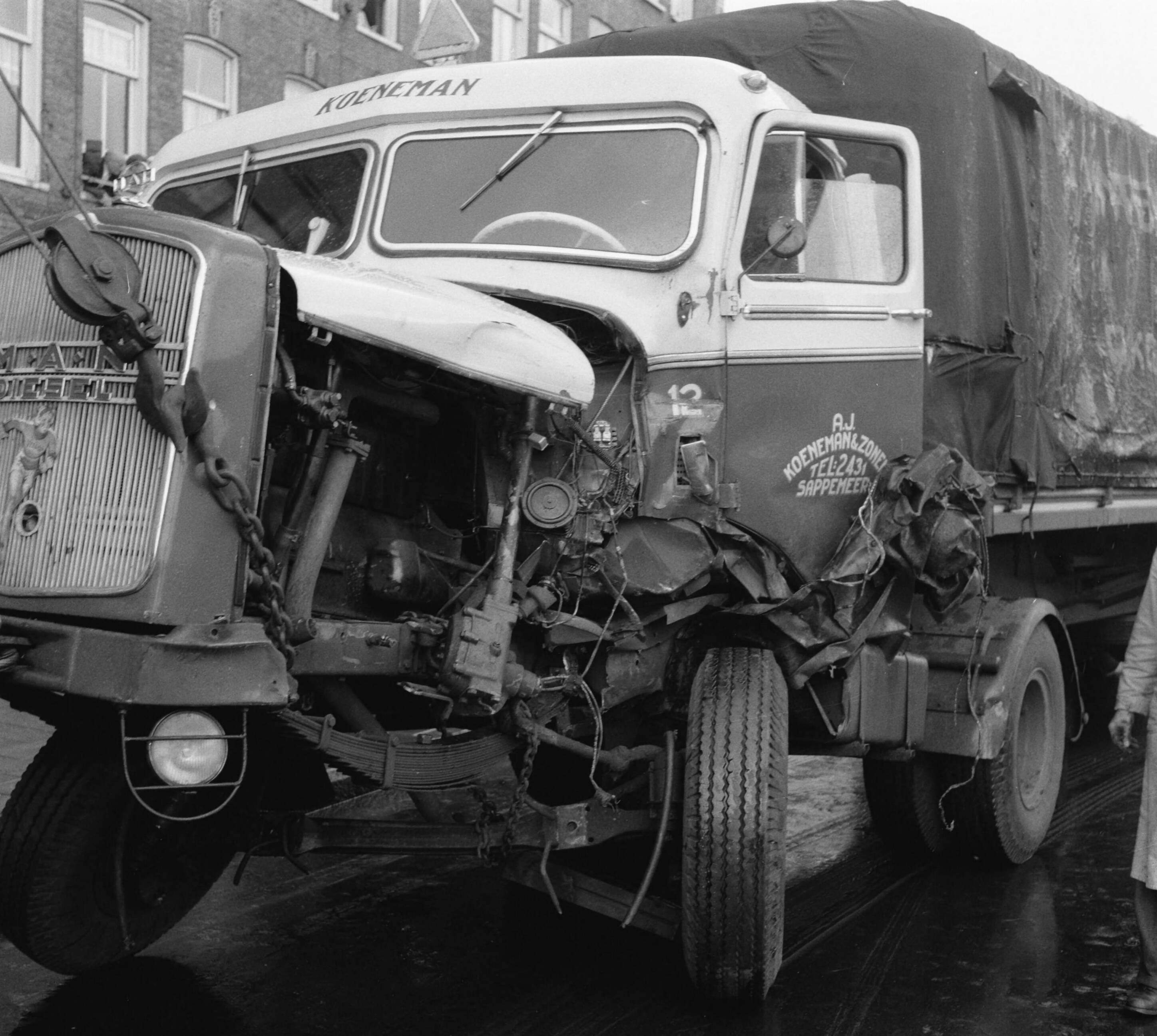 Fotocollectie Anefo — Botsing tram (lijn 10) met vrachtwagen van Koeneman & Zonen uit Sappemeer op de Mauritskade te Amsterdam. — Foto: Behrens, Herbert F. / Anefo. Licentie: Set B: Rechtenvrij / Publiek Domein. Bron: Nationaal Archief. http://hdl.handle.net/10648/a94ca0b6-d0b4-102d-bcf8-003048976d84