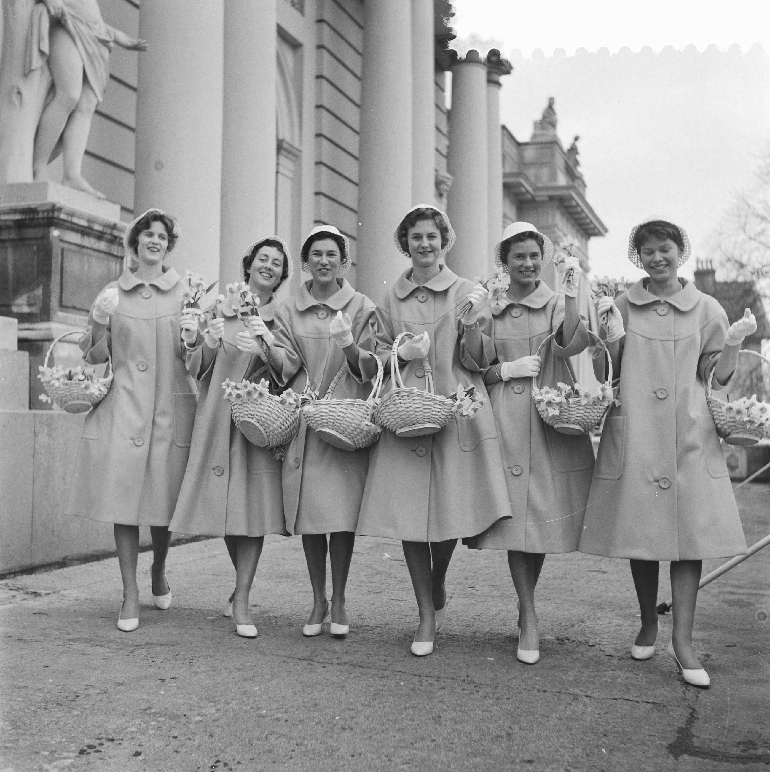 Fotocollectie Anefo — Nieuwe kostuums voor de Haarlemse bloemenmeisjes in 1960. De bloemenmeisjes in hun tomaatrode mantels — Foto: Pot, Harry / Anefo. Licentie: Set B: Rechtenvrij / Publiek Domein. Bron: Nationaal Archief. http://hdl.handle.net/10648/a9a91e90-d0b4-102d-bcf8-003048976d84
