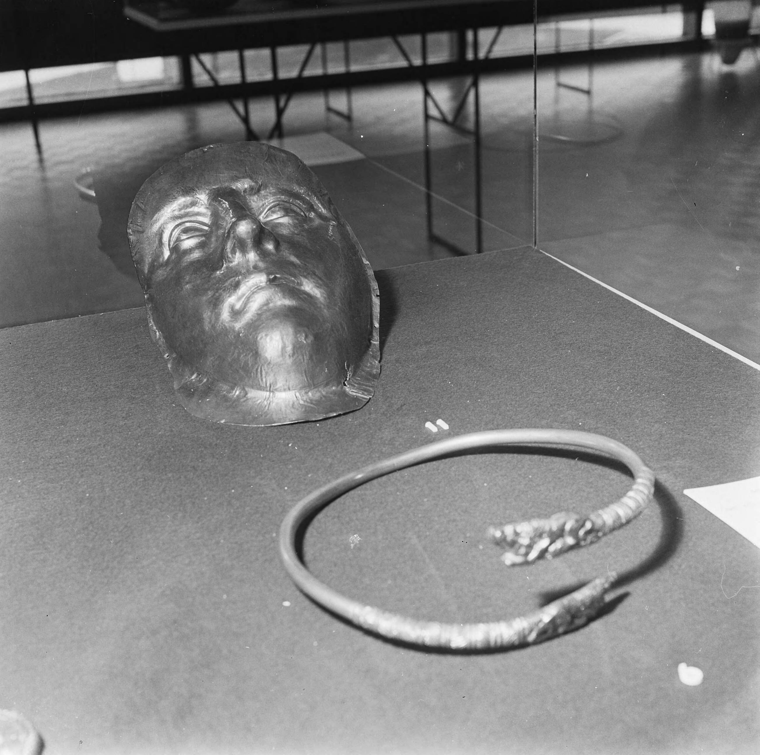 Expositie van kunstschatten uit de Sovjet-Unie in het gemeentemuseum te Den Haag — Gezichtsmasker en halssieraad — Foto: Voets, Jan / Anefo. Licentie: Set B: Rechtenvrij / Publiek Domein. Bron: Nationaal Archief. http://hdl.handle.net/10648/aafccfee-d0b4-102d-bcf8-003048976d84