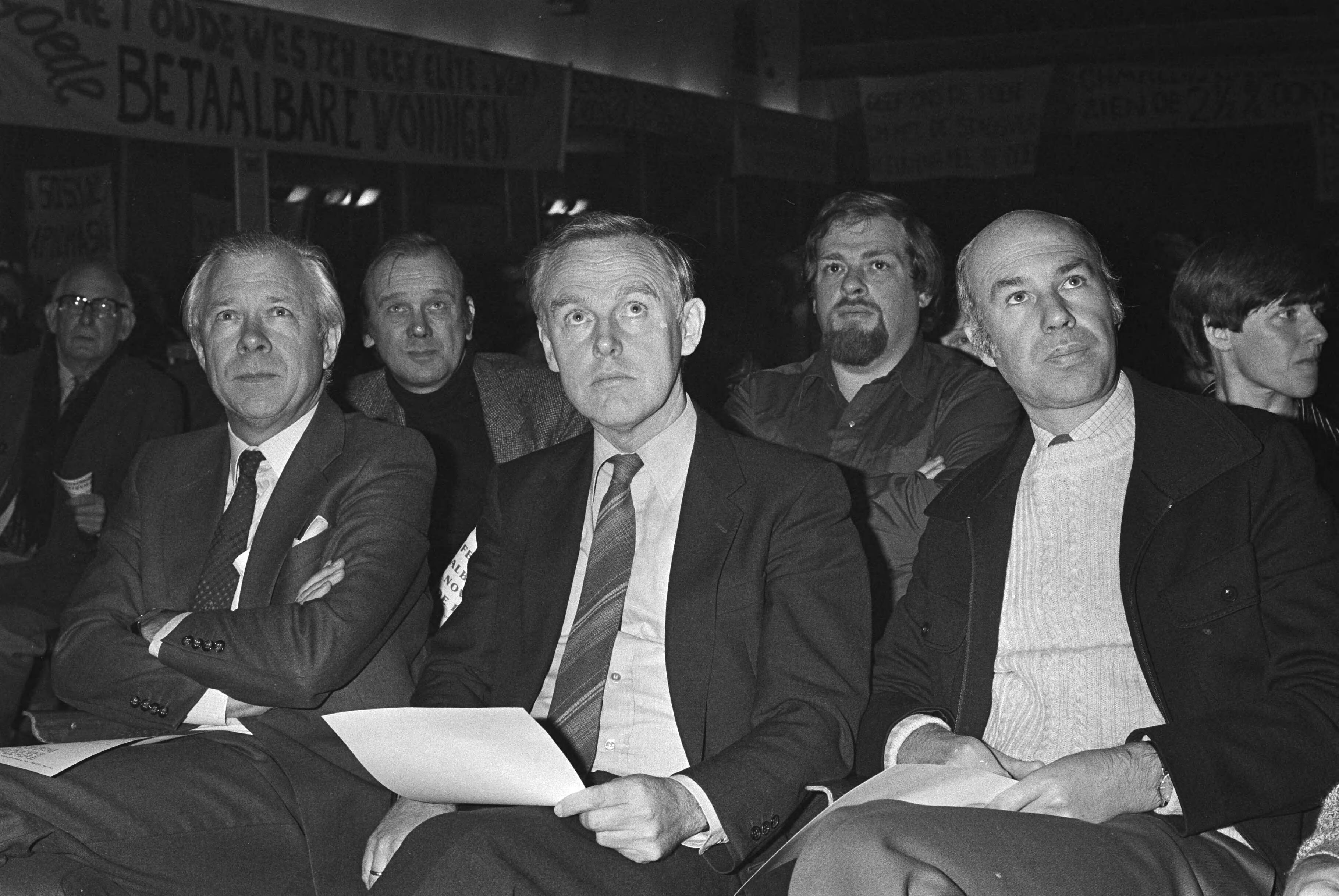 Fotocollectie Anefo — Den Haag manifestatie tegen hoge huren na renovatie, kritiek op 2,5 % regeling, Weth.Vink (VHV), Koopman (VHV), Nijpels (kamerlid), Schaefer — Foto: Dijk, Hans van / Anefo. Licentie: Set B: Rechtenvrij / Publiek Domein. Bron: Nationaal Archief. http://hdl.handle.net/10648/aced1944-d0b4-102d-bcf8-003048976d84