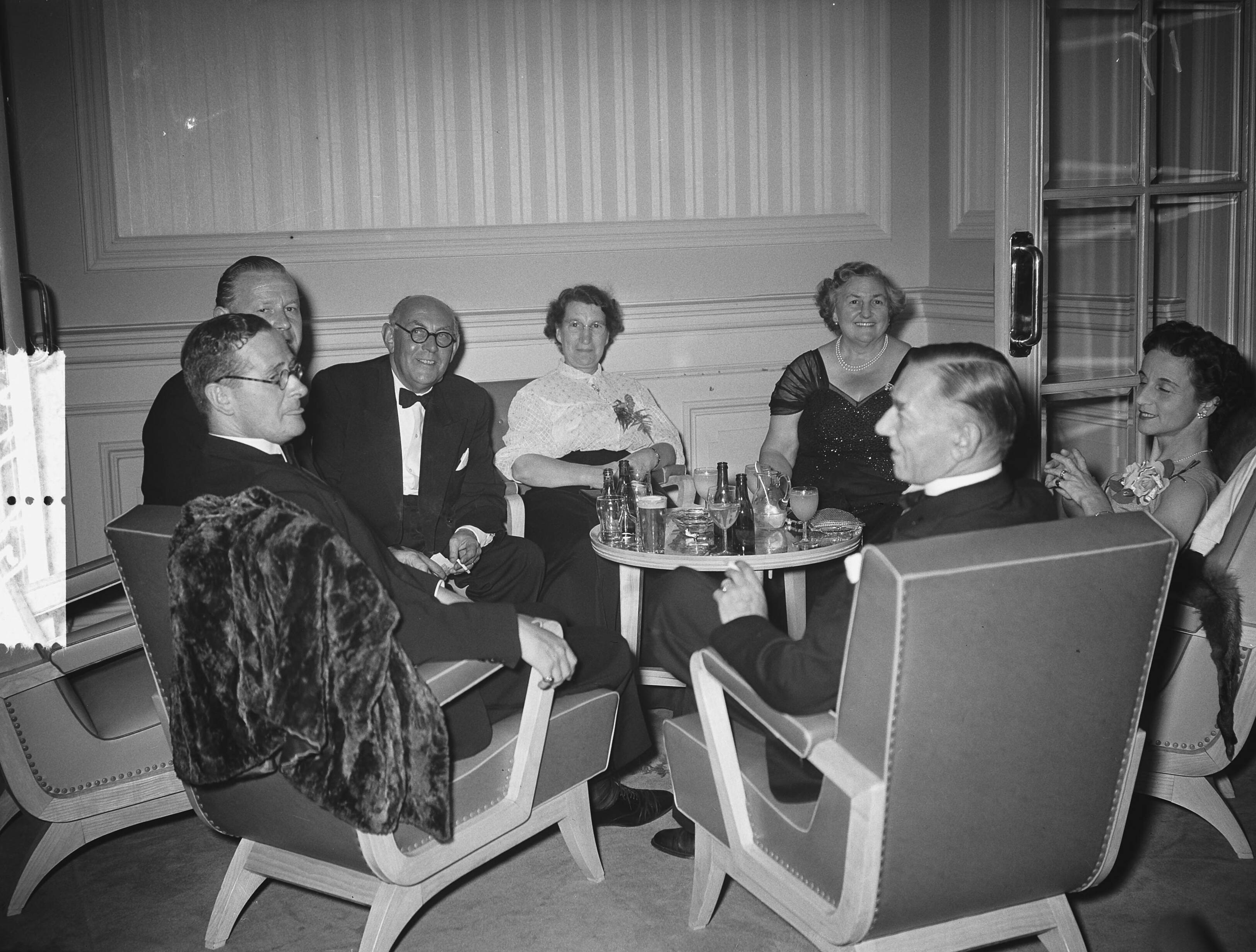 Fotocollectie Anefo — Congres zee-assuradeuren Den Haag , dansen — Foto: Bilsen, Joop van / Anefo. Licentie: Set B: Rechtenvrij / Publiek Domein. Bron: Nationaal Archief. http://hdl.handle.net/10648/a92968a8-d0b4-102d-bcf8-003048976d84