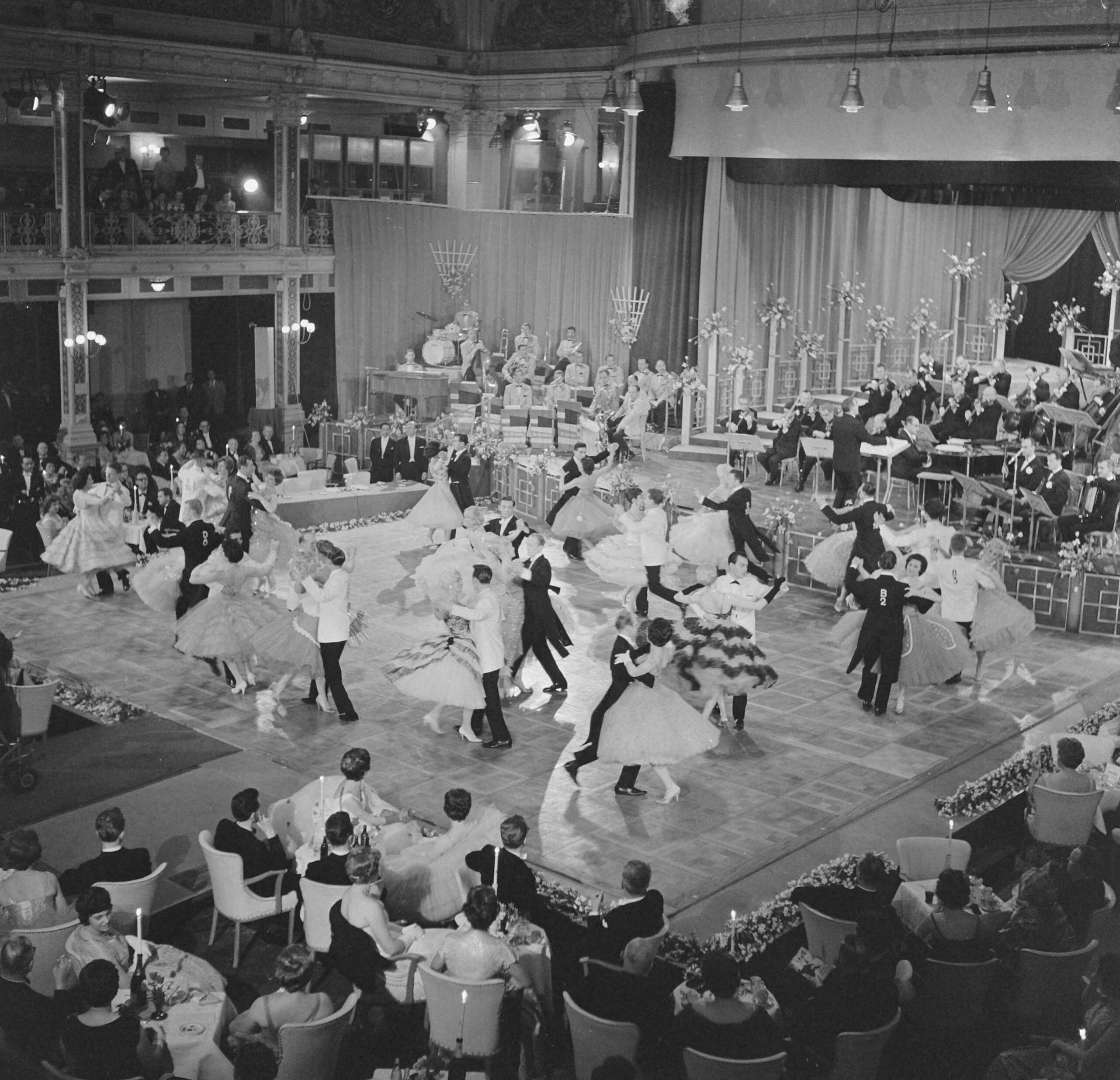 Fotocollectie Anefo — Avro's Europees Danstoernooi in het Kurhaus te Scheveningen — Foto: Behrens, Herbert F. / Anefo. Licentie: Set B: Rechtenvrij / Publiek Domein. Bron: Nationaal Archief. http://hdl.handle.net/10648/a9d14280-d0b4-102d-bcf8-003048976d84