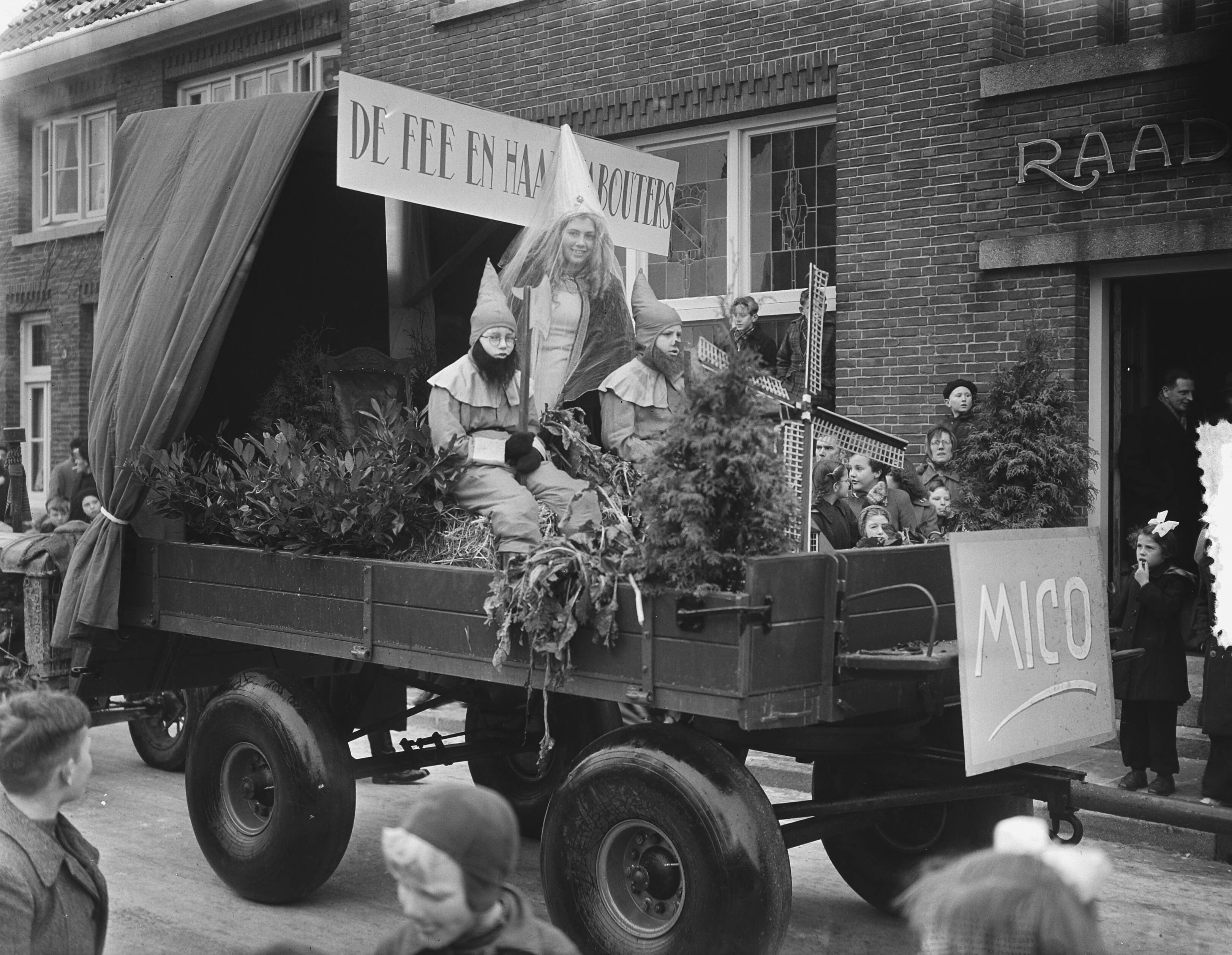 Bietenkoningin Hazerswoude — Foto: Bilsen, Joop van / Anefo. — Licentie: Set B: Rechtenvrij / Publiek Domein. Bron: Nationaal Archief. http://hdl.handle.net/10648/a90358c0-d0b4-102d-bcf8-003048976d84