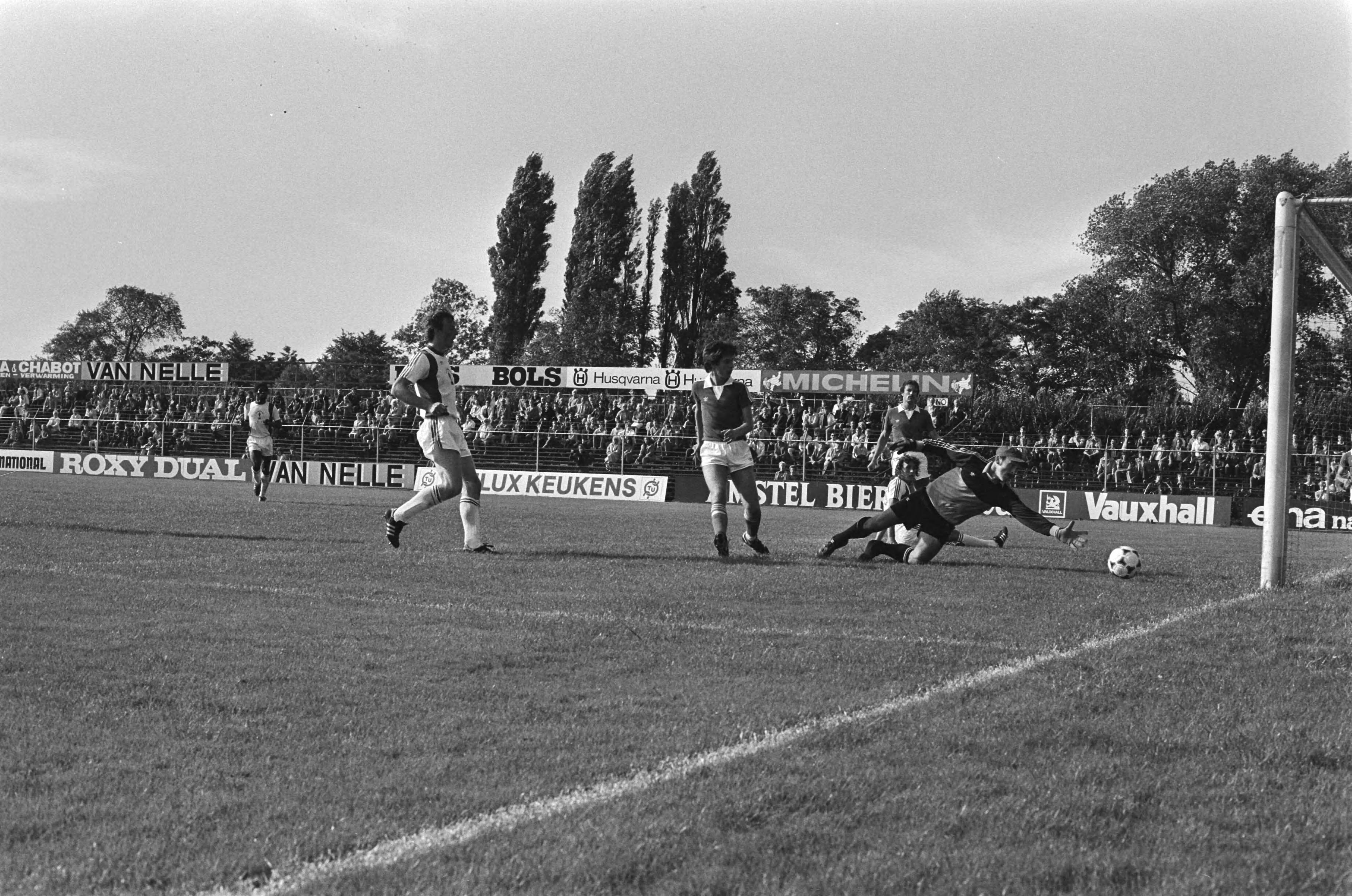 Fotocollectie Anefo — KNVB-beker FC Amsterdam tegen Arnemuiden, Beukmeester, doelman van Arnemuiden, voor vierde maal gepasseerd door FC Amsterdams speler — Foto: Bogaerts, Rob / Anefo. Licentie: Set B: Rechtenvrij / Publiek Domein. Bron: Nationaal Archief. http://hdl.handle.net/10648/ace71102-d0b4-102d-bcf8-003048976d84