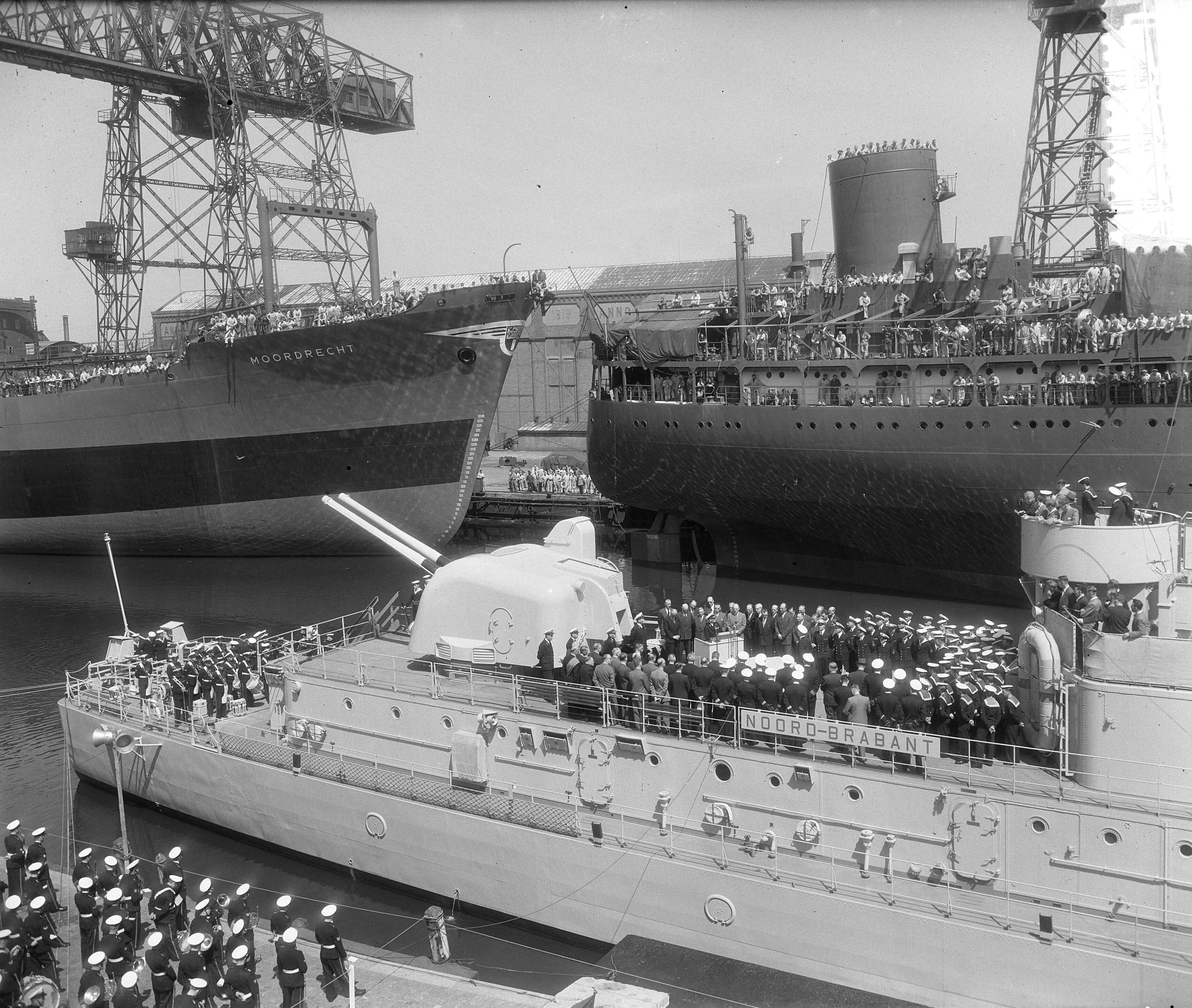 Fotocollectie Anefo — Overdracht onderzeebootjager Hr. Ms. "Noord Brabant" aan de Houtkade te Vlissingen — Foto: Rossem, Wim van / Anefo. Licentie: Set B: Rechtenvrij / Publiek Domein. Bron: Nationaal Archief. http://hdl.handle.net/10648/a9361b8e-d0b4-102d-bcf8-003048976d84