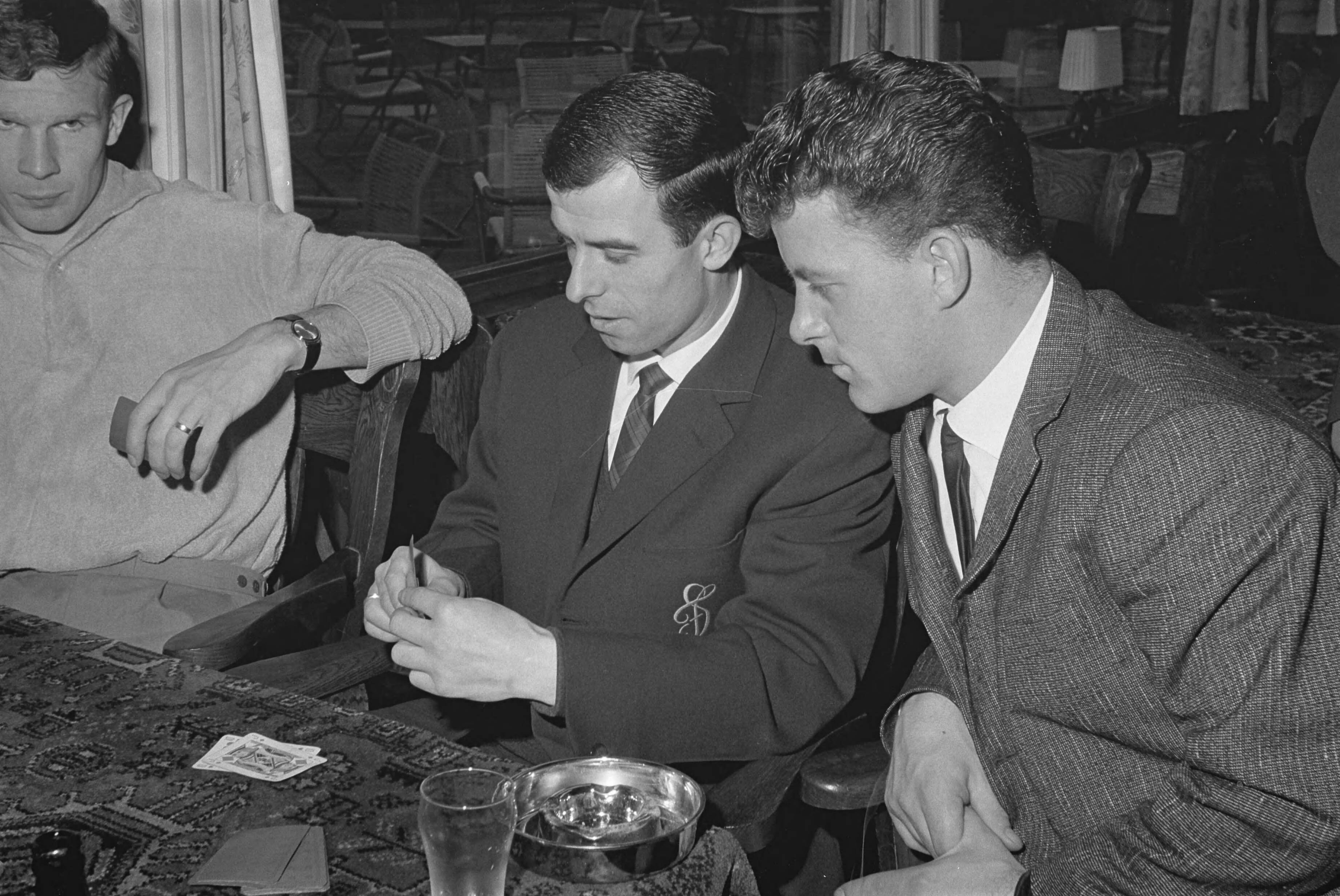 Fotocollectie Anefo — Feijenoord in trainingskamp te Breda. Coen Moulijn aan het kaarten, "Beer" Kreijermaat kijkt toe. Links Hans Kraay — Foto: Koch, Eric / Anefo. Licentie: Set B: Rechtenvrij / Publiek Domein. Bron: Nationaal Archief. http://hdl.handle.net/10648/aa2d3d42-d0b4-102d-bcf8-003048976d84