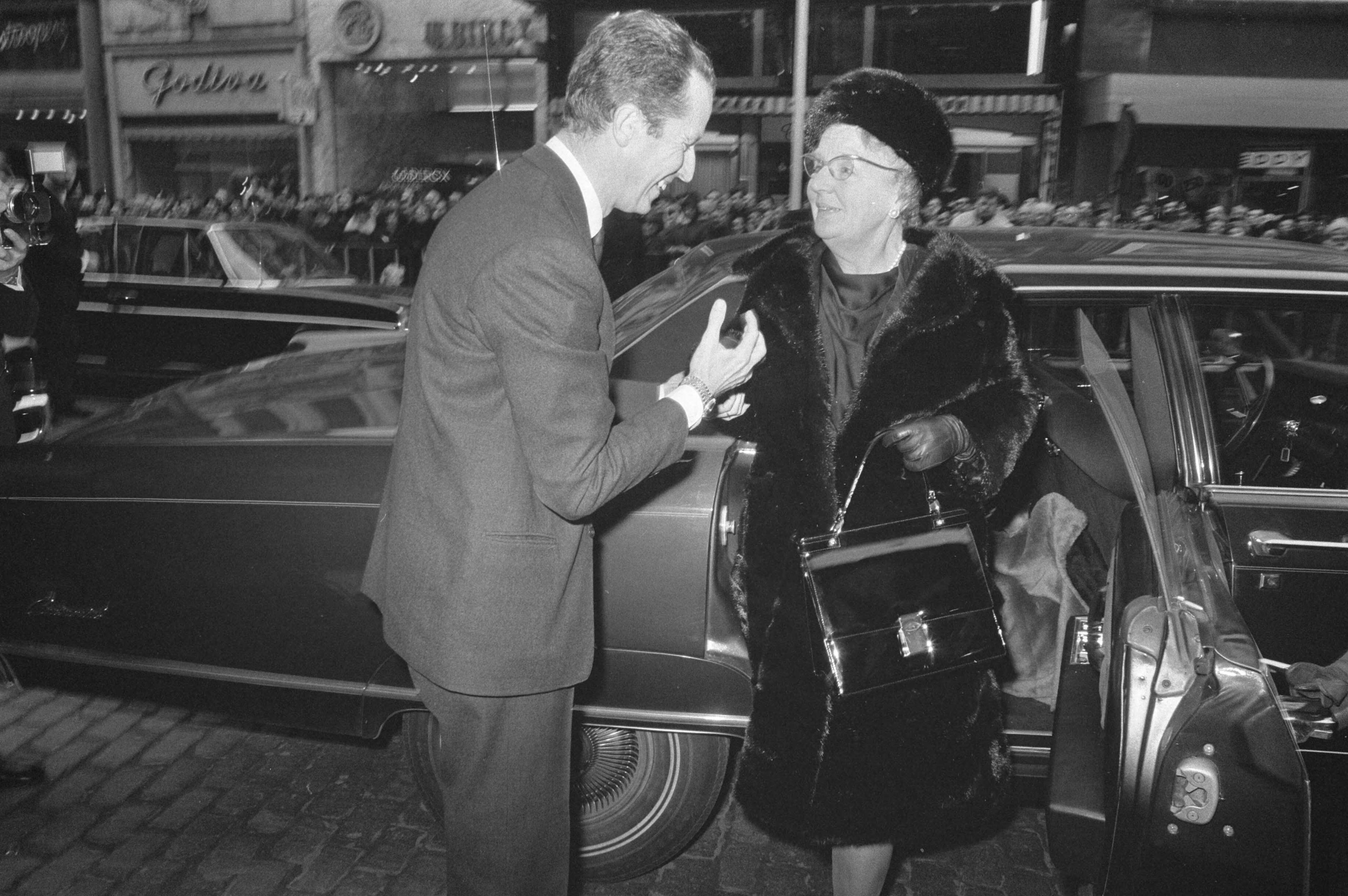 Opening van de E10, de nieuwe snelweg tussen Breda en Antwerpen, door — Koningin Juliana en koning Boudewijn bij aankomst — Foto: Fotograaf Onbekend / Anefo. Licentie: Set B: Rechtenvrij / Publiek Domein. Bron: Nationaal Archief. http://hdl.handle.net/10648/abde5892-d0b4-102d-bcf8-003048976d84