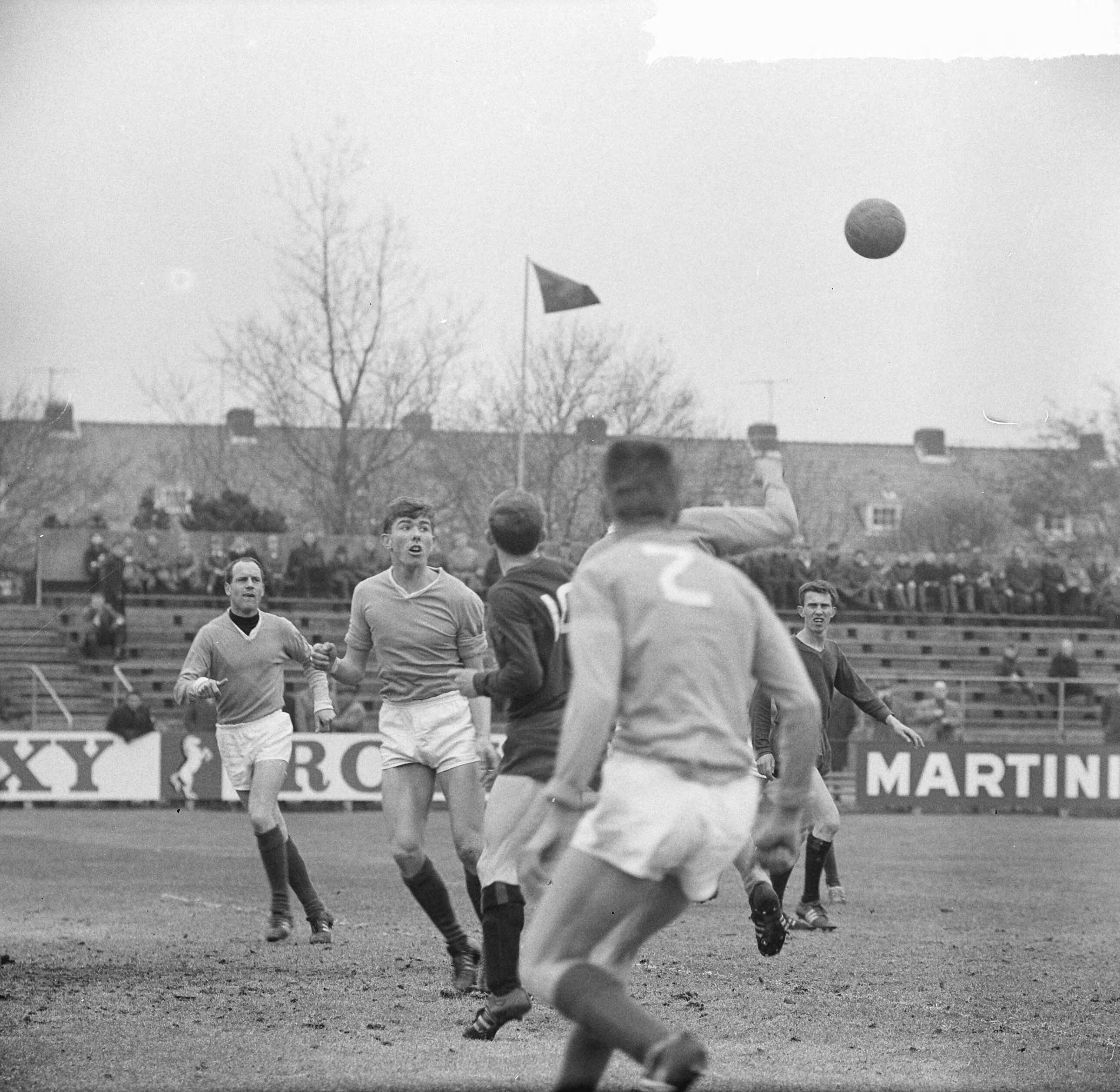 Fotocollectie Anefo — Voetbal. Haarlem tegen HDVS 1-1. Spelmoment met Nico Jonker (nr. 10, Haarlem) — Foto: Nijs, Jac. de / Anefo. Licentie: Set B: Rechtenvrij / Publiek Domein. Bron: Nationaal Archief. http://hdl.handle.net/10648/aa300fc2-d0b4-102d-bcf8-003048976d84