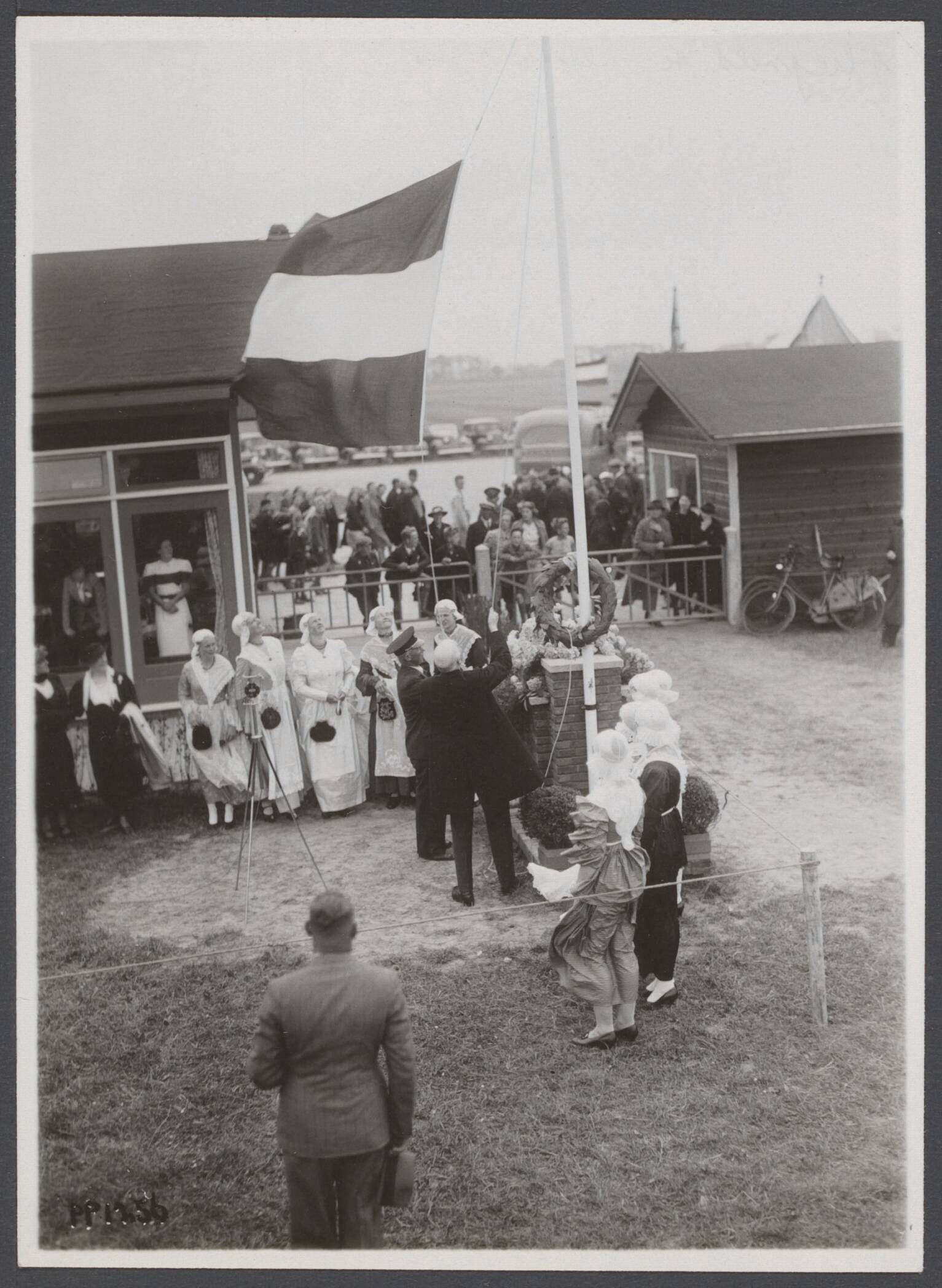 Vliegvelden - Nederland, Beek t/m Waalhaven — Vliegveld te Leeuwarden [opening] — Foto: Fotograaf Onbekend / Spaarnestad. Licentie: Set B: Rechtenvrij / Publiek Domein. Bron: Nationaal Archief. http://hdl.handle.net/10648/da6a3ead-7825-e7cd-92b7-6cc102ed3988