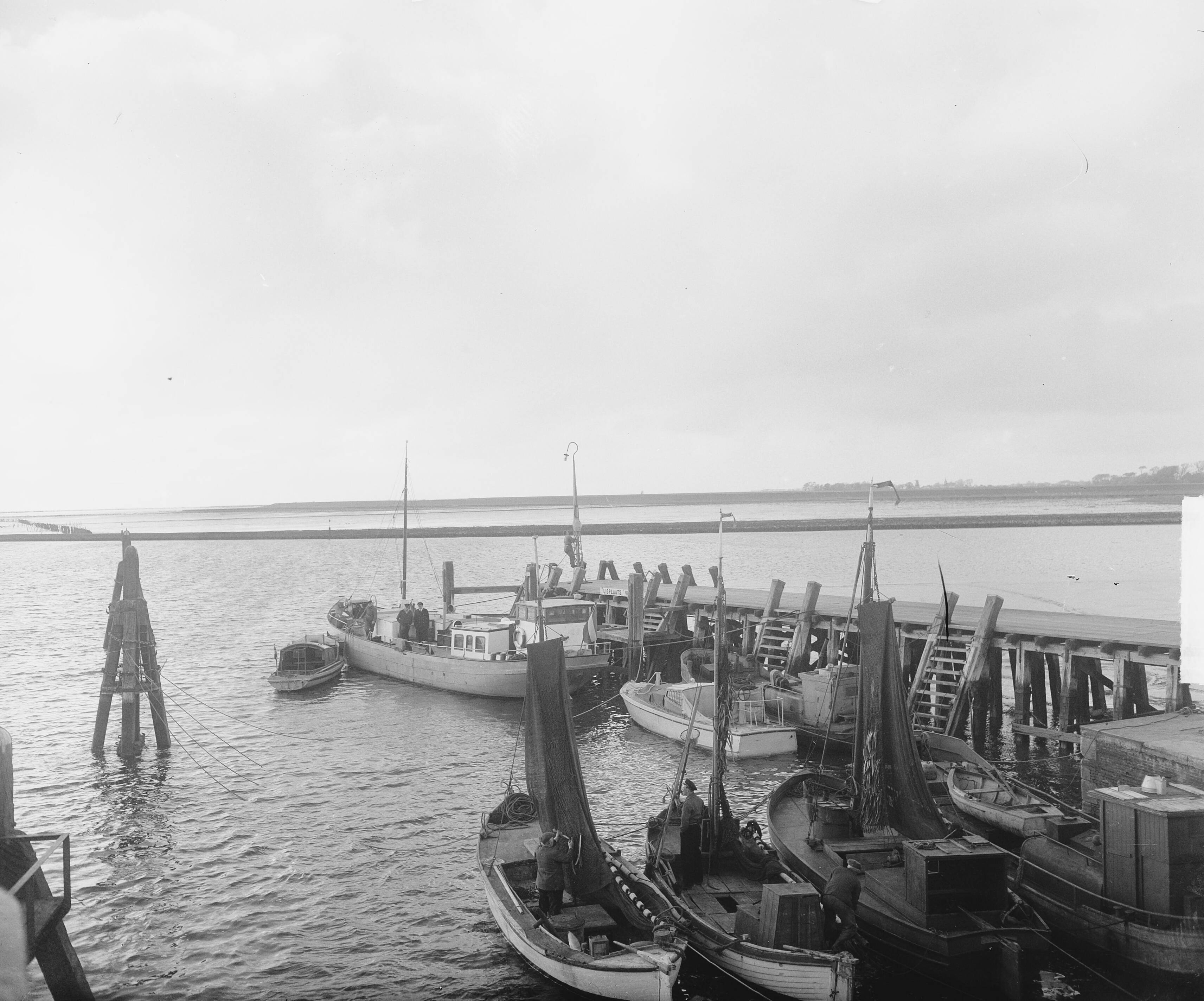 Fotocollectie Anefo — Tocht met de "Zeefakkel" vanuit Zoutkamp — Foto: Merk, Ben / Anefo. Licentie: Set B: Rechtenvrij / Publiek Domein. Bron: Nationaal Archief. http://hdl.handle.net/10648/a8c6a132-d0b4-102d-bcf8-003048976d84