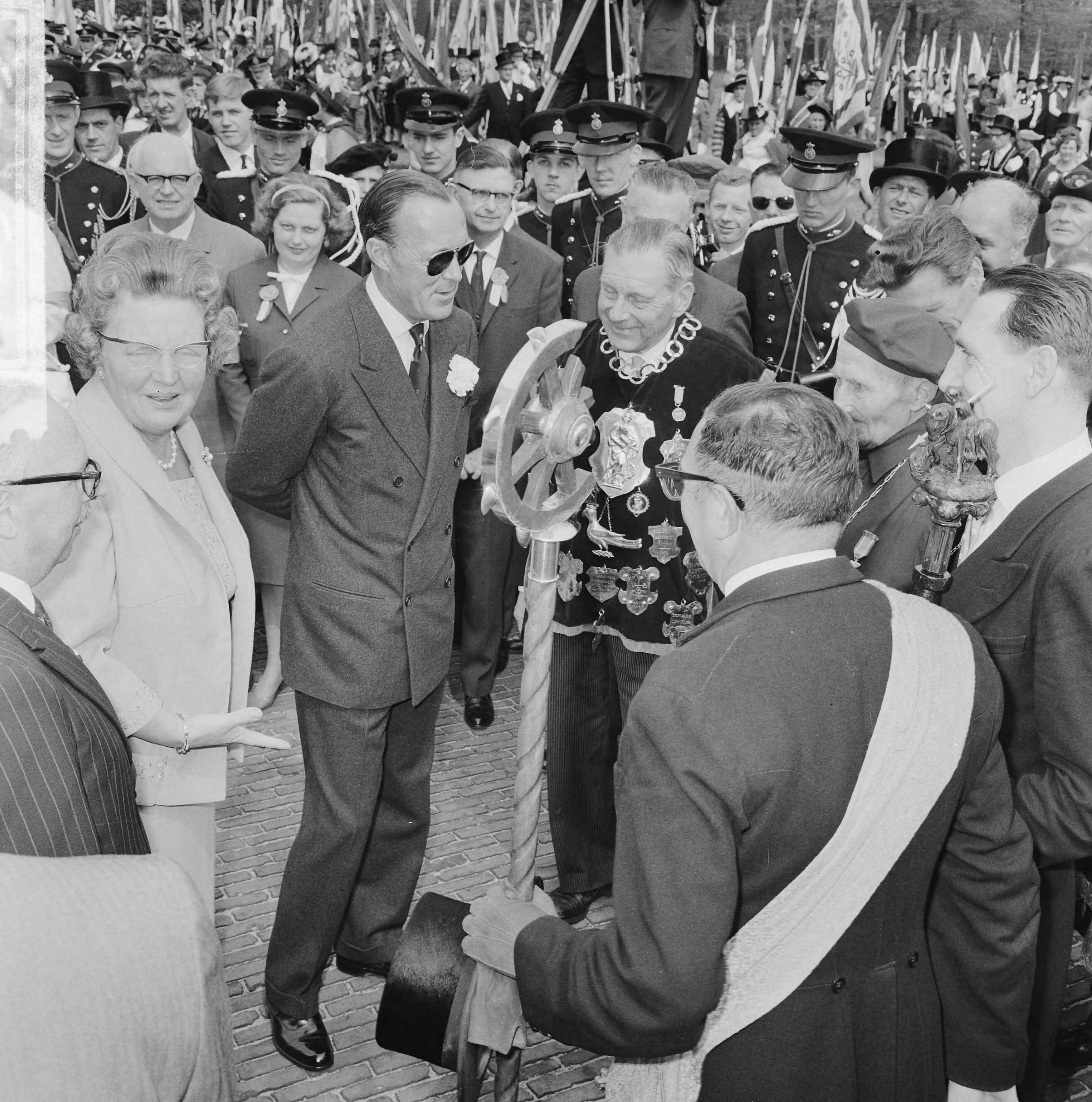Koninginnedag 1964 — Defilé Soestdijk, Koningin Juliana en prins Bernhard in gesprek met een schutterskoning — Foto: Nijs, Jac. de / Anefo. Licentie: Set B: Rechtenvrij / Publiek Domein. Bron: Nationaal Archief. http://hdl.handle.net/10648/aa66d7fa-d0b4-102d-bcf8-003048976d84