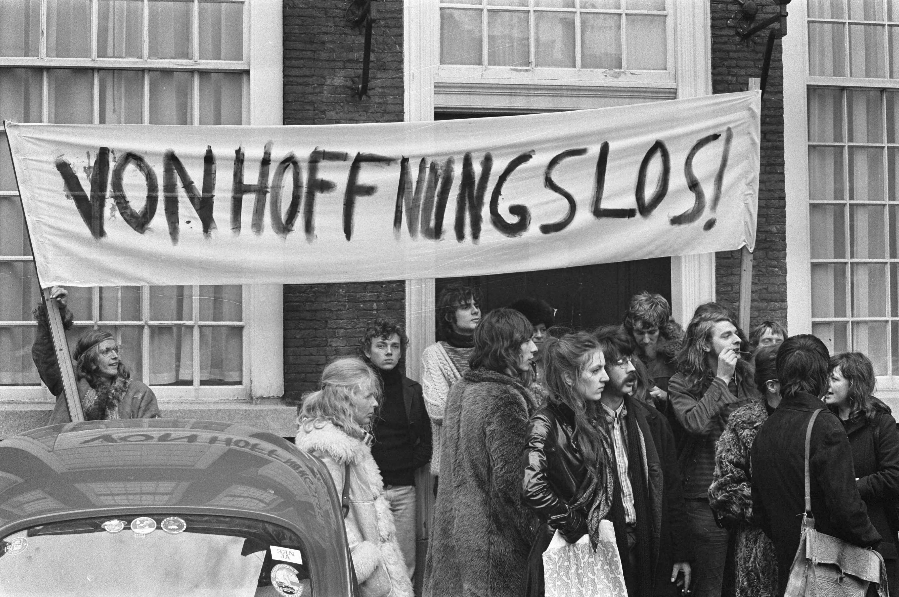 Fotocollectie Anefo — Demonstratie van anti-CRM bezuinigingsfront met doodkist Binnenhof Den Haag — Foto: Evers, Joost / Anefo. Licentie: Set B: Rechtenvrij / Publiek Domein. Bron: Nationaal Archief. http://hdl.handle.net/10648/abd74f02-d0b4-102d-bcf8-003048976d84