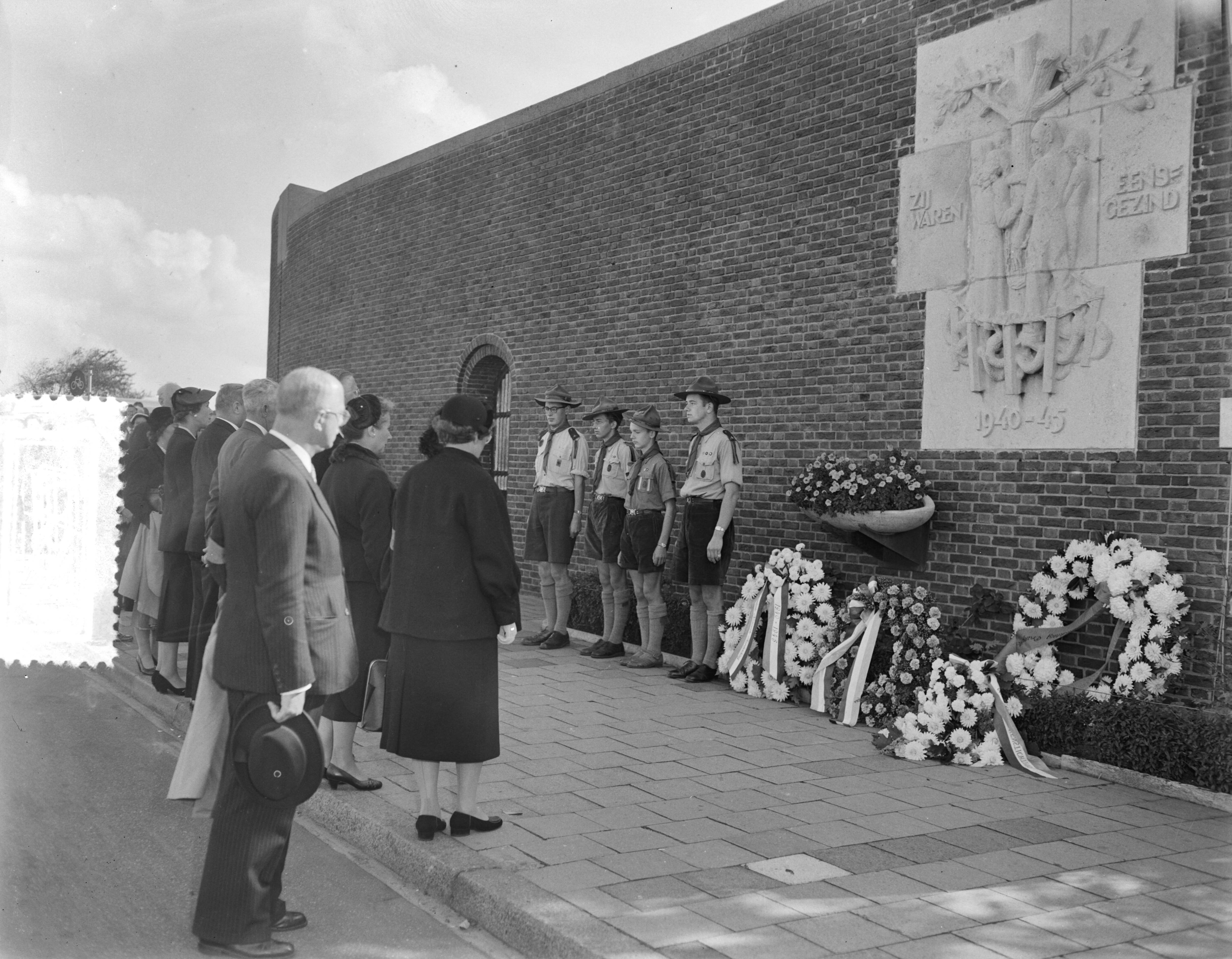 Fotocollectie Anefo — Herdenking dodencel Scheveningen, de particuliere secretaresse van koningin Juliana, mejuffrouw Geldens, legt krans — Foto: Pot, Harry / Anefo. Licentie: Set B: Rechtenvrij / Publiek Domein. Bron: Nationaal Archief. http://hdl.handle.net/10648/a93be9ba-d0b4-102d-bcf8-003048976d84