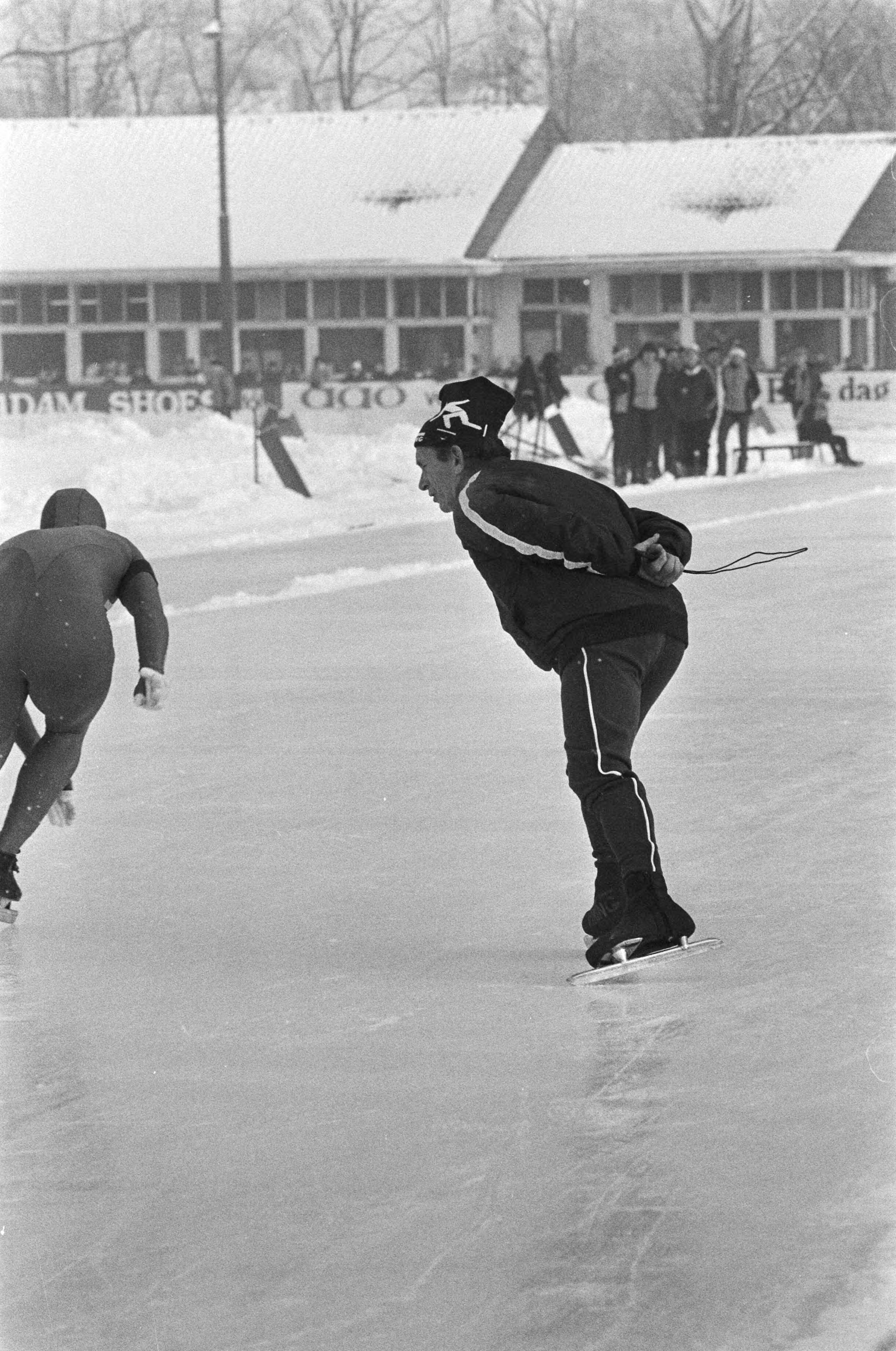 Fotocollectie Anefo — Schaatsinterland Nederland tegen Noorwegen in Groningen. Coach van de herenkernploeg Egbert van 't Oever in actie. — Foto: Dijk, Hans van / Anefo. Licentie: Set B: Rechtenvrij / Publiek Domein. Bron: Nationaal Archief. http://hdl.handle.net/10648/ad0bc43e-d0b4-102d-bcf8-003048976d84
