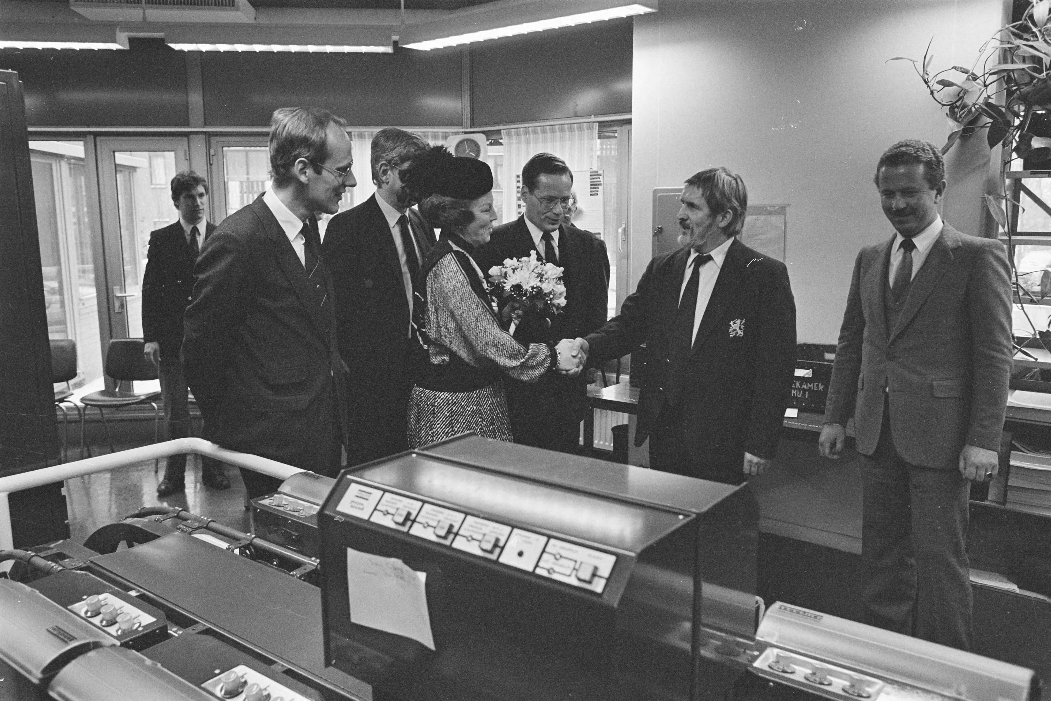 Fotocollectie Anefo — Koningin Beatrix opent het nieuwe Ministerie van O&W in Zoetermeer — Foto: Croes, Rob C. / Anefo. Licentie: Set B: Rechtenvrij / Publiek Domein. Bron: Nationaal Archief. http://hdl.handle.net/10648/ad41c430-d0b4-102d-bcf8-003048976d84