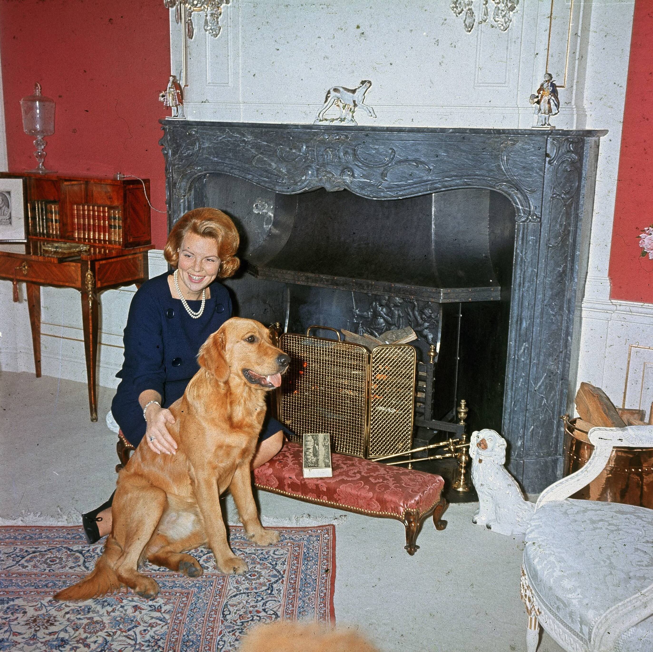 Fotocollectie RVD / Koninklijk Huis — Prinses Beatrix met hond in Kasteel Drakensteyn — Foto: Reijken, Tiemen van der / RVD. Licentie: Set B: Rechtenvrij / Publiek Domein. Bron: Nationaal Archief. http://hdl.handle.net/10648/afb0f240-d0b4-102d-bcf8-003048976d84
