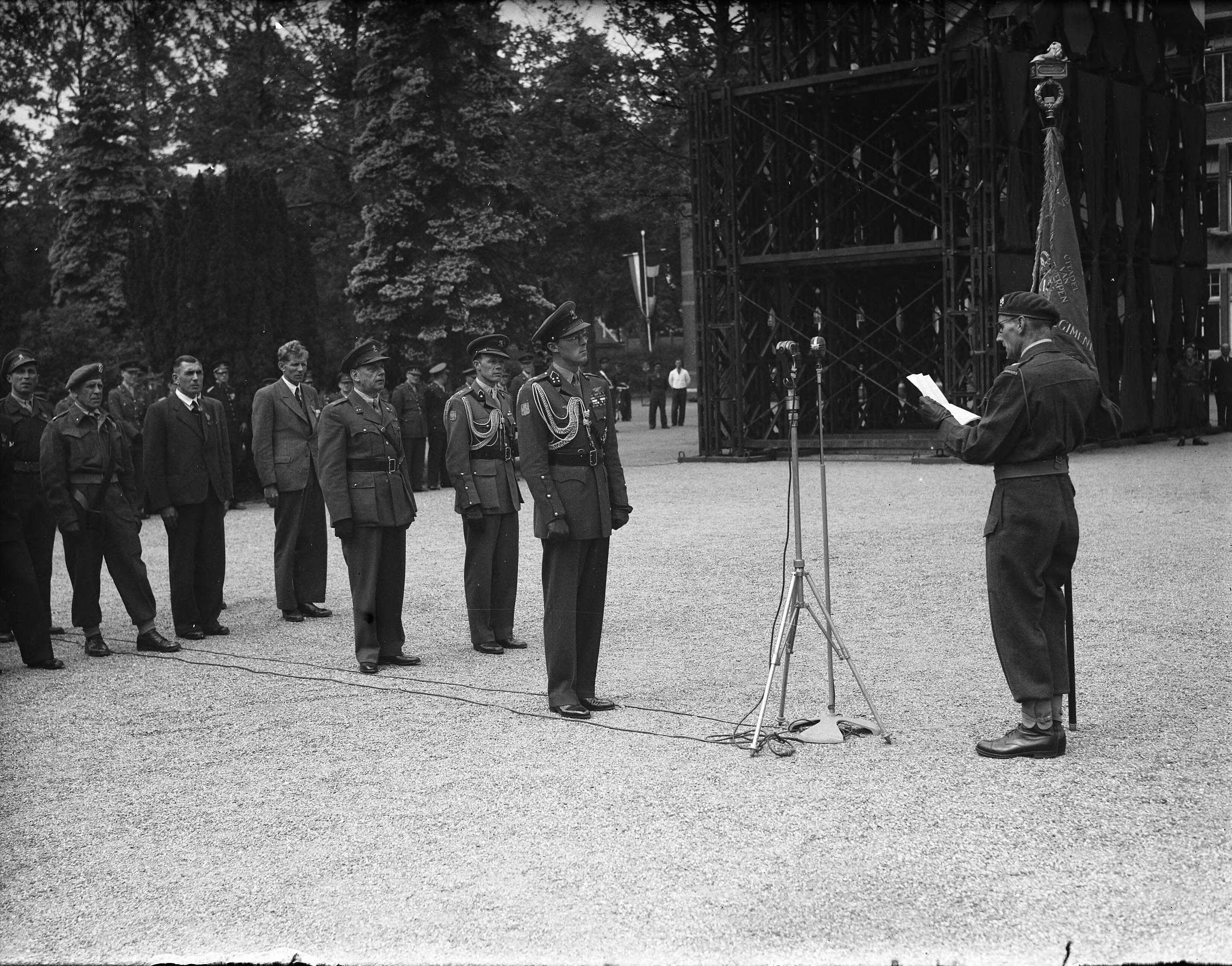 Fotocollectie Anefo — Viering 200 jarig bestaan der Genie in de Kromhoutkazerne te Utrecht. Overdracht van het nieuwe vaandel aan het 1e regiment Pioniers door inspecteur-generaal prins Bernhard aan de commandant van het depot Pioniers, luitenant-kolonel der genie, J.C.C. Nottrot — Foto: Noske, J.D. / Anefo. Licentie: Set B: Rechtenvrij / Publiek Domein. Bron: Nationaal Archief. http://hdl.handle.net/10648/a8b6fef8-d0b4-102d-bcf8-003048976d84