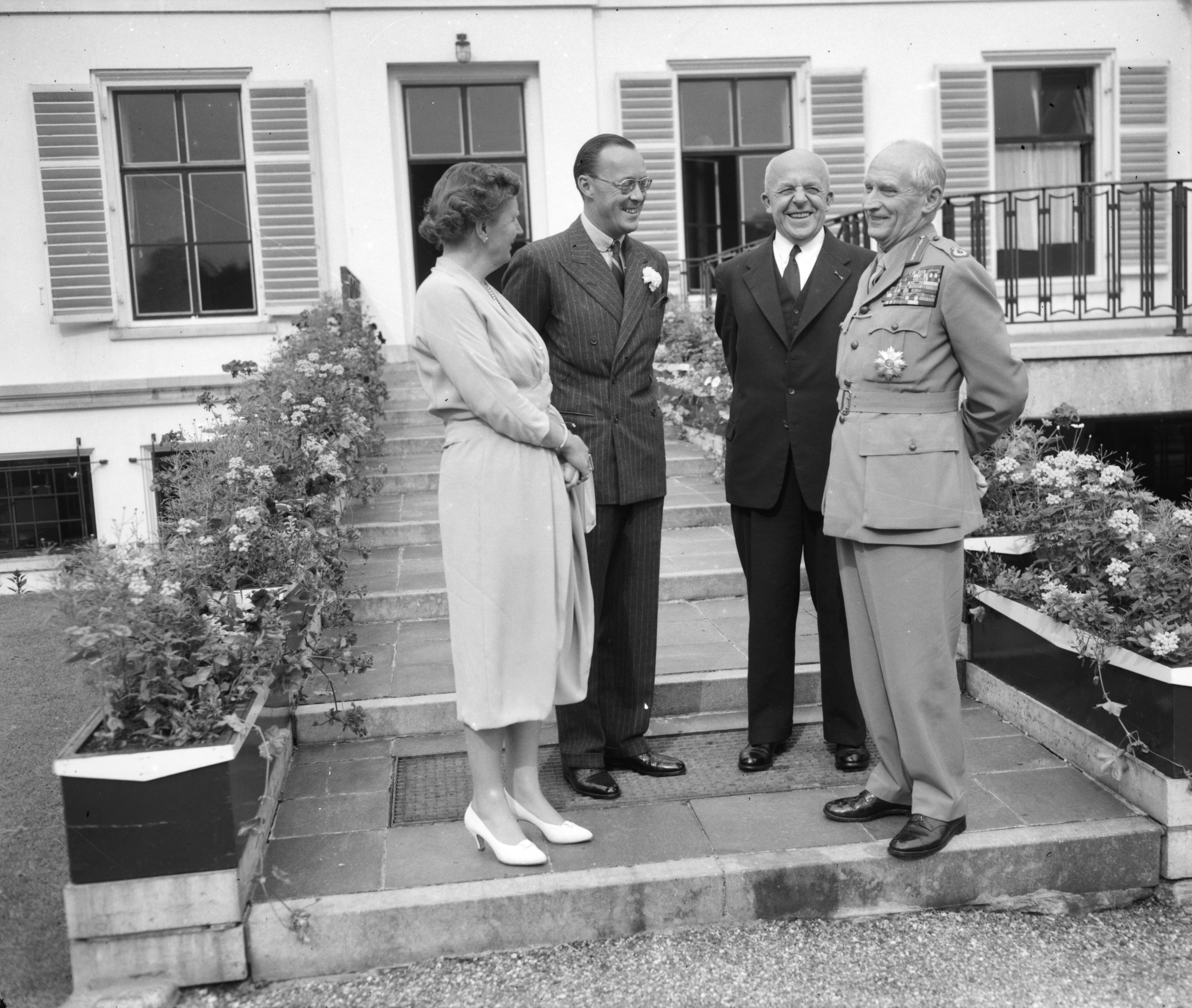 Fotocollectie Anefo — Koningin Juliana en prins Bernhard ontvangen veldmaarschalk Montgomery bij zijn afscheid als Deputy Supreme Commander Europe van de NAVO op paleis Soestdijk. V.l.n.r.: koningin Juliana, prins Bernhard, minister van Defensie ir. C. Staf en veldmaarschalk Montgomery — Foto: Noske, J.D. / Anefo. Licentie: Set B: Rechtenvrij / Publiek Domein. Bron: Nationaal Archief. http://hdl.handle.net/10648/a97f20c2-d0b4-102d-bcf8-003048976d84