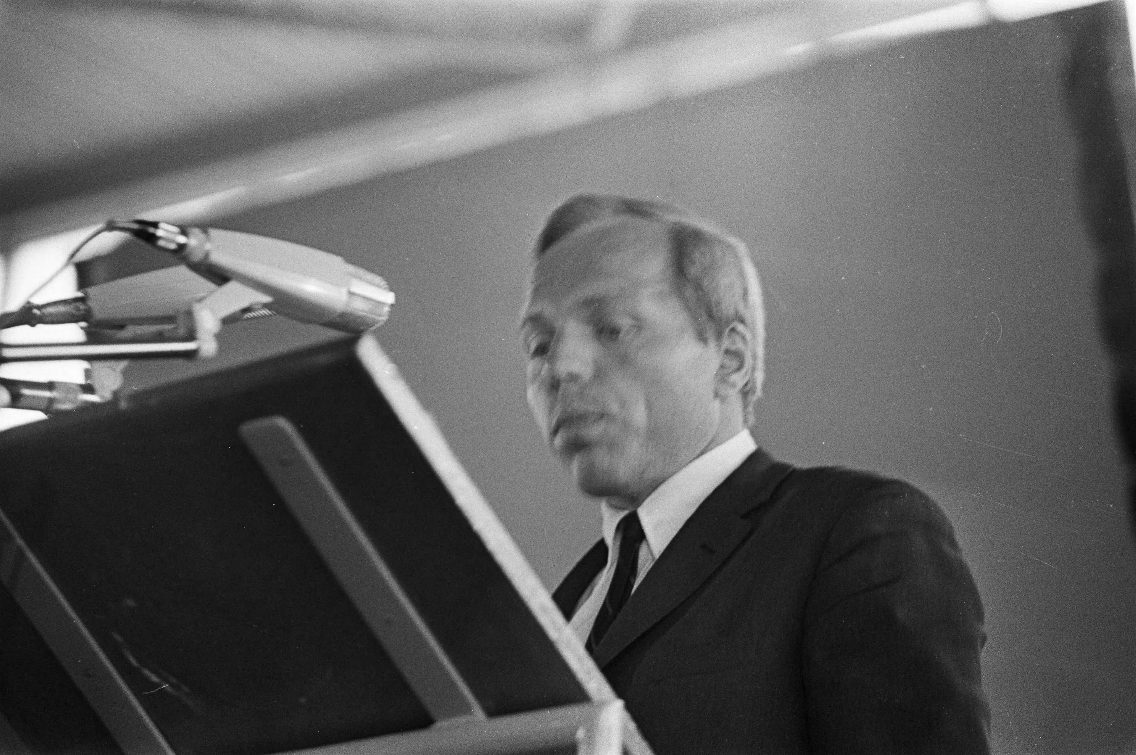 Fotocollectie Anefo — Algemene Ledenvergadering VPRO in Expohal Hilversum. F. de Smit — Foto: Nijs, Jac. de / Anefo. Licentie: Set B: Rechtenvrij / Publiek Domein. Bron: Nationaal Archief. http://hdl.handle.net/10648/ab44e98c-d0b4-102d-bcf8-003048976d84