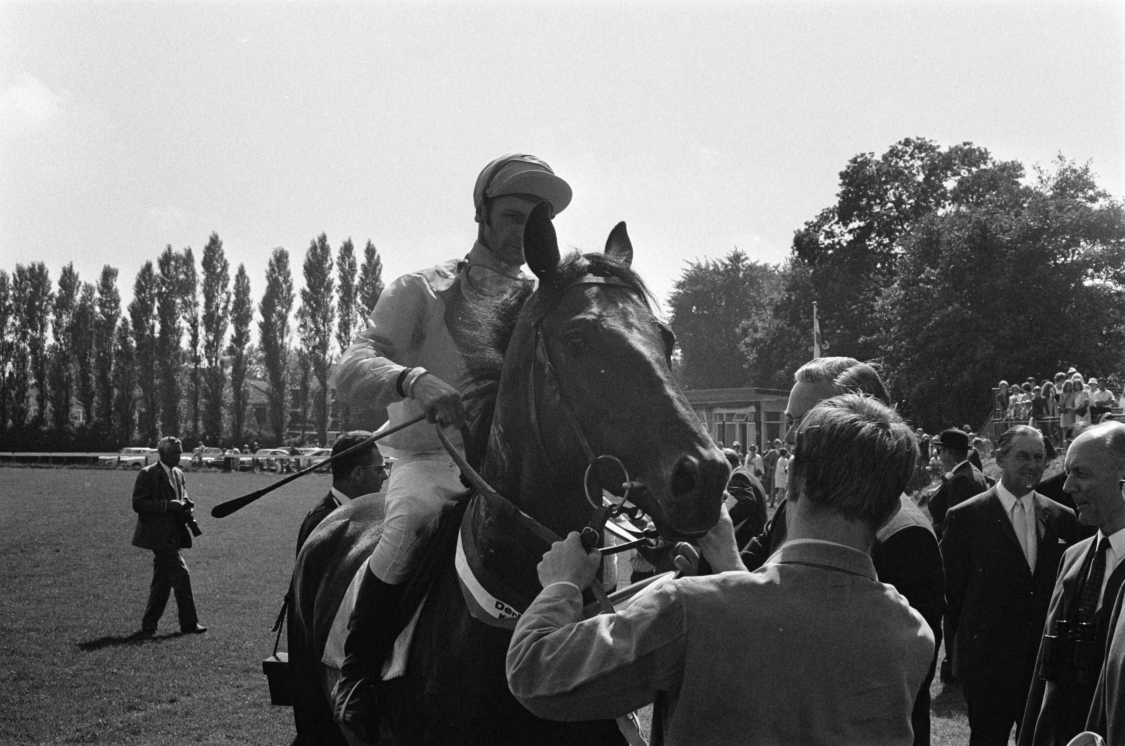 "Derby" op Duindigt — Duindigt|Zuid-Holland|Wassenaar|paardensport — Foto: Fotograaf Onbekend / Anefo. Licentie: Set B: Rechtenvrij / Publiek Domein. Bron: Nationaal Archief. http://hdl.handle.net/10648/ab72aa3e-d0b4-102d-bcf8-003048976d84