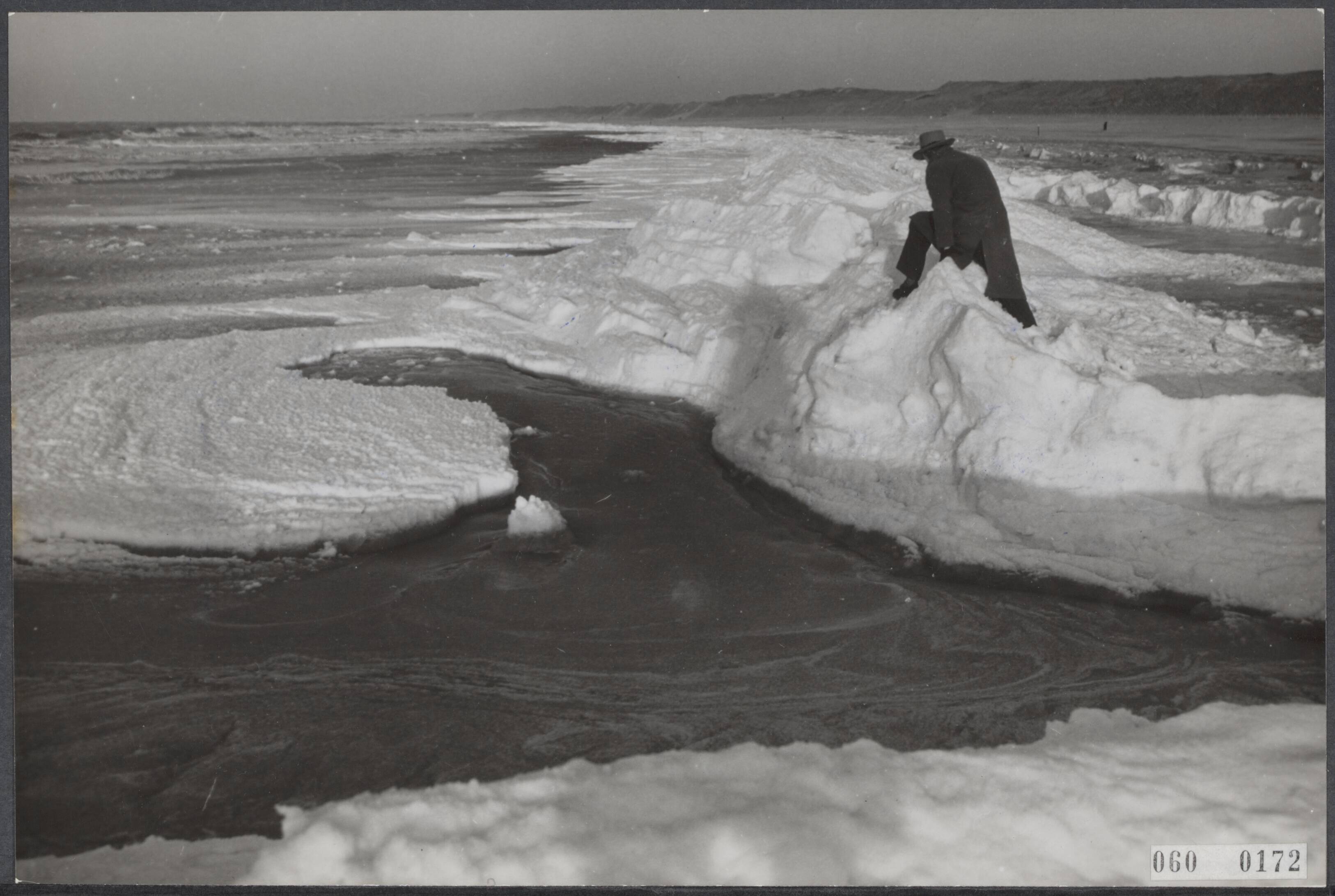 Fotocollectie Elsevier Binnenland — Vorming van ijsbergen voor de kust van Scheveningen — Foto: Duinen, H. van / Anefo. Licentie: Set B: Rechtenvrij / Publiek Domein. Bron: Nationaal Archief. http://hdl.handle.net/10648/ae0d4aec-d0b4-102d-bcf8-003048976d84