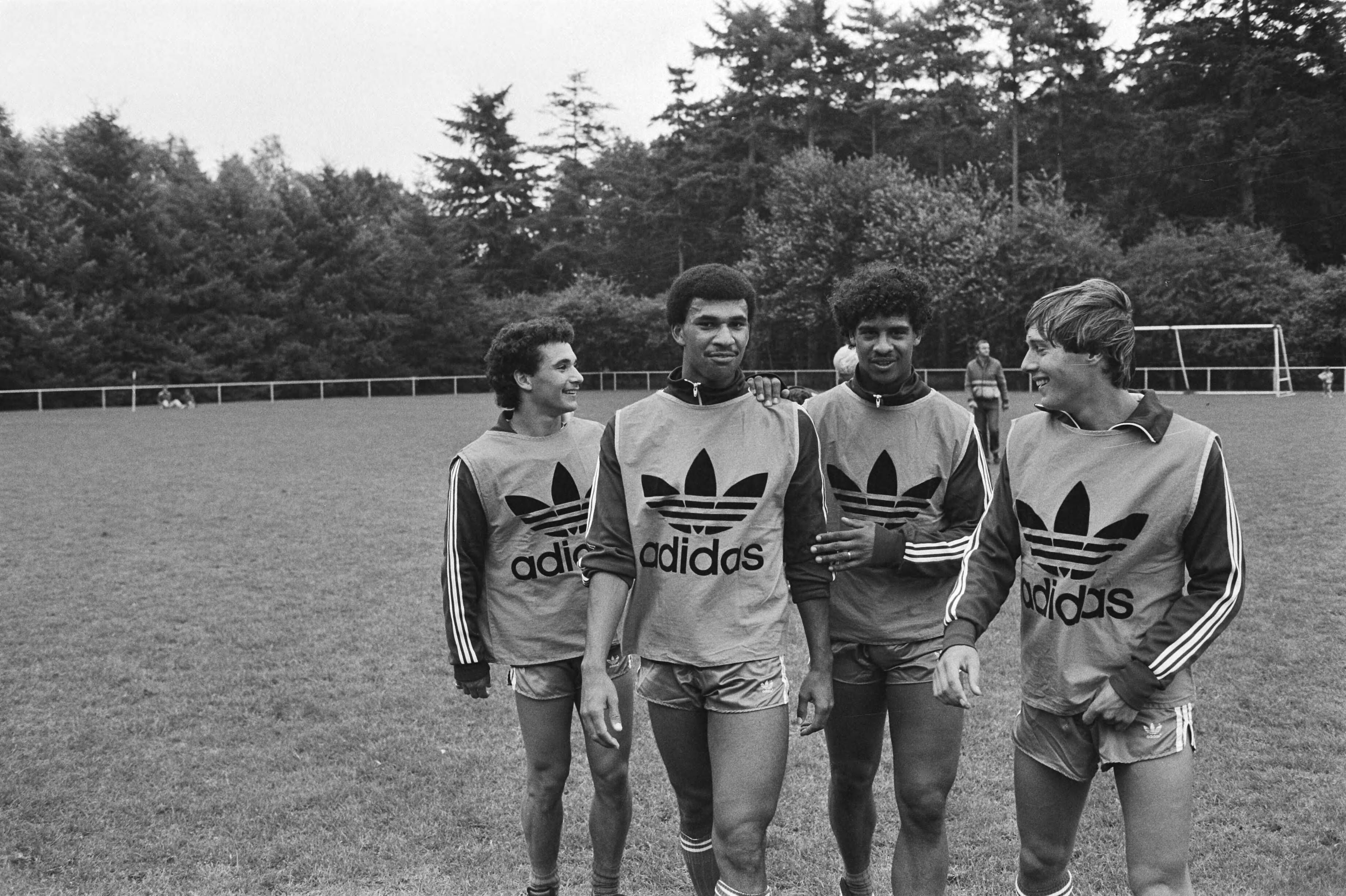 Fotocollectie Anefo — Training Nederlands elftal in Zeist; v.l.n.r. Vanenburg, Gullit en Rijkaard — Foto: Antonisse, Marcel / Anefo. Licentie: Set B: Rechtenvrij / Publiek Domein. Bron: Nationaal Archief. http://hdl.handle.net/10648/ad1cdbac-d0b4-102d-bcf8-003048976d84