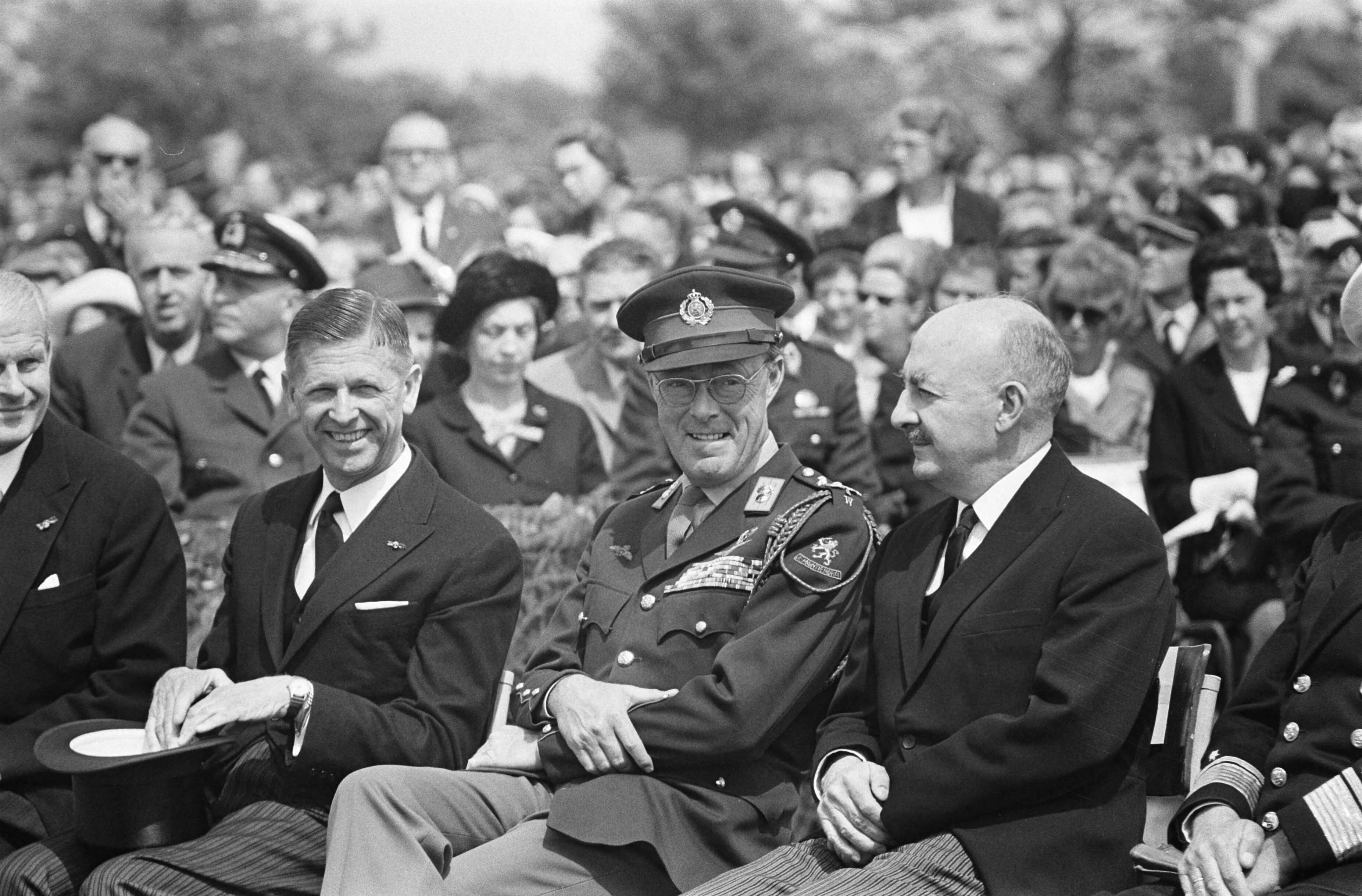 Fotocollectie Anefo — Memorial Day op Margratens erebegraafplaats v.l.n.r. Minister den Toom , Prins Bernhard , Amerikaanse ambassadeur W. Tyler — Foto: Koch, Eric / Anefo. Licentie: Set B: Rechtenvrij / Publiek Domein. Bron: Nationaal Archief. http://hdl.handle.net/10648/ab6c0850-d0b4-102d-bcf8-003048976d84