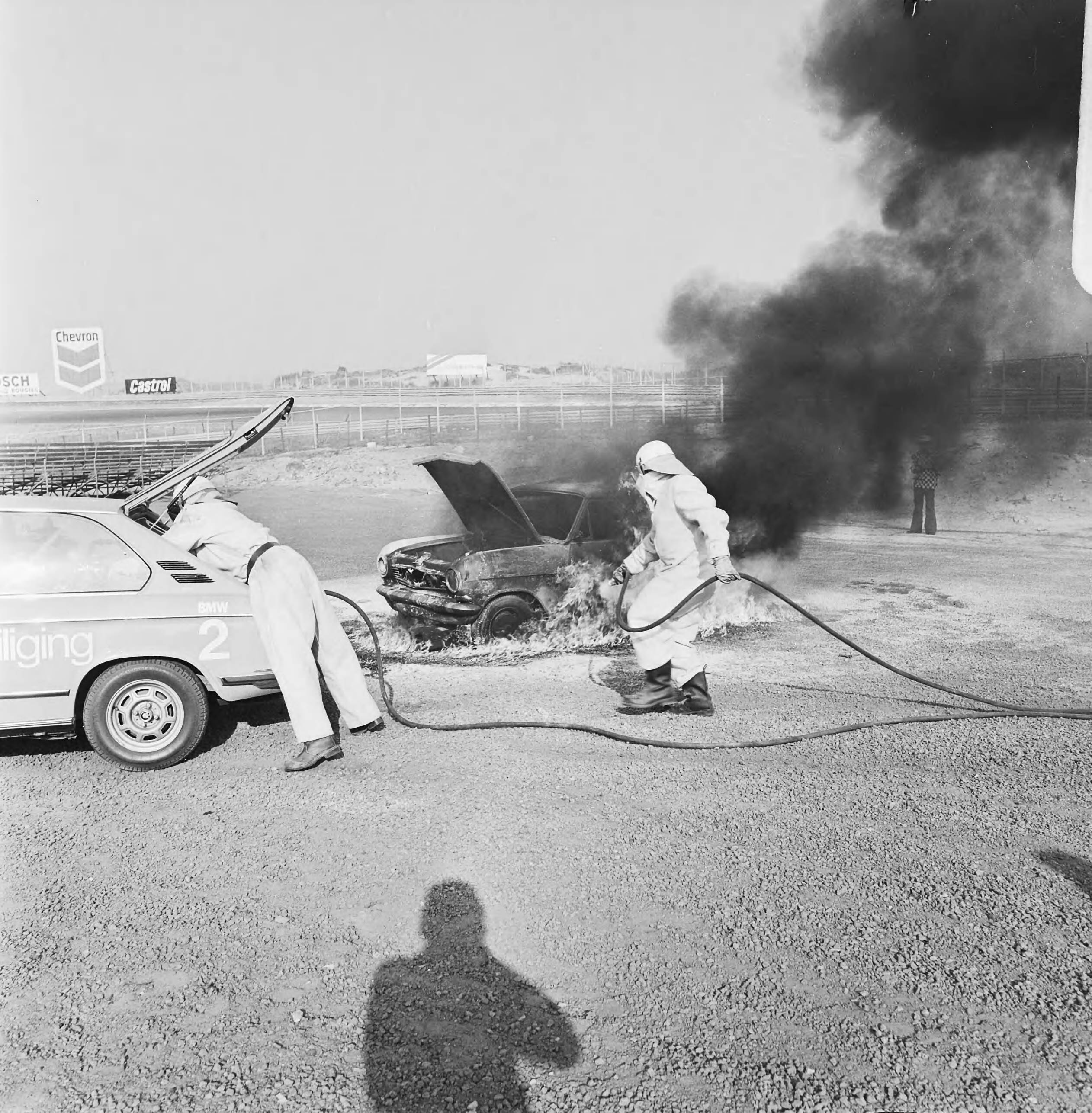 Fotocollectie Anefo — Reddingsdemonstratie op circuit van Zandvoort, vrijwilligers met daarvoor uitgeruste BMW blussen branden wrak — Foto: Mieremet, Rob / Anefo. Licentie: Set B: Rechtenvrij / Publiek Domein. Bron: Nationaal Archief. http://hdl.handle.net/10648/ac47ff7c-d0b4-102d-bcf8-003048976d84