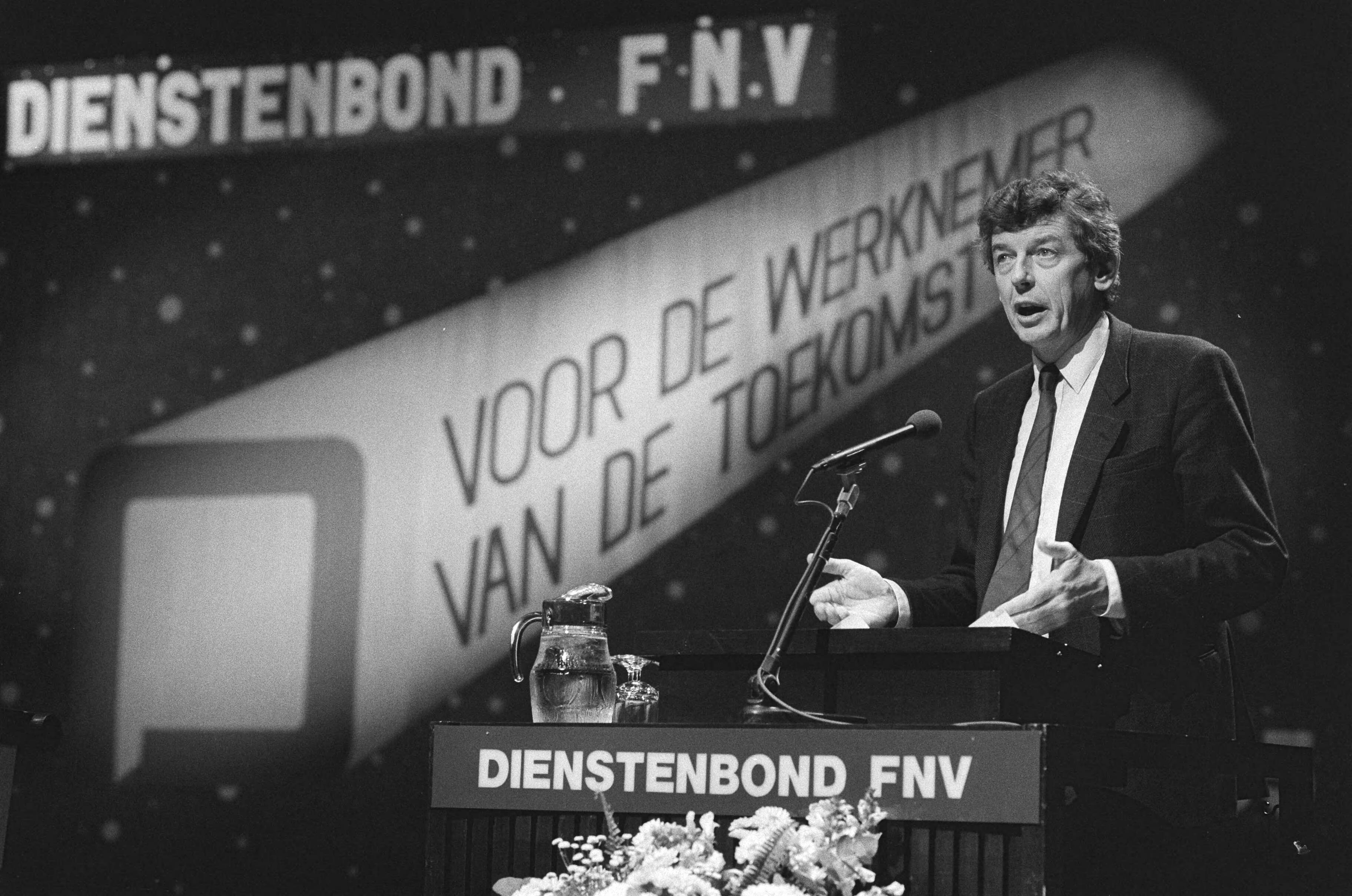 Fotocollectie Anefo — FNV-congres in Utrecht; ex-FNV voorzitter Wim Kok — Foto: Croes, Rob C. / Anefo. Licentie: Set B: Rechtenvrij / Publiek Domein. Bron: Nationaal Archief. http://hdl.handle.net/10648/ad4d944a-d0b4-102d-bcf8-003048976d84