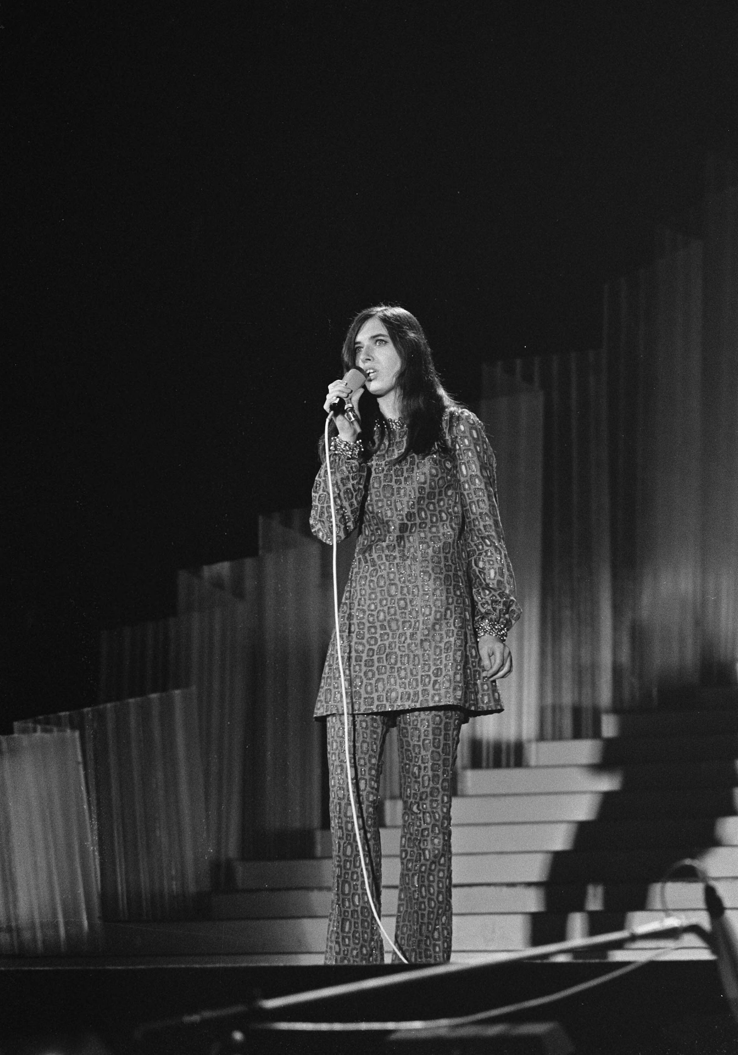 Fotocollectie Anefo — Nationale finale Eurovisie Songfestival in Nederlands Congresgebouw in Den Haag . Ine Berg — Foto: Mieremet, Rob / Anefo. Licentie: Set B: Rechtenvrij / Publiek Domein. Bron: Nationaal Archief. http://hdl.handle.net/10648/ab8cfd9e-d0b4-102d-bcf8-003048976d84