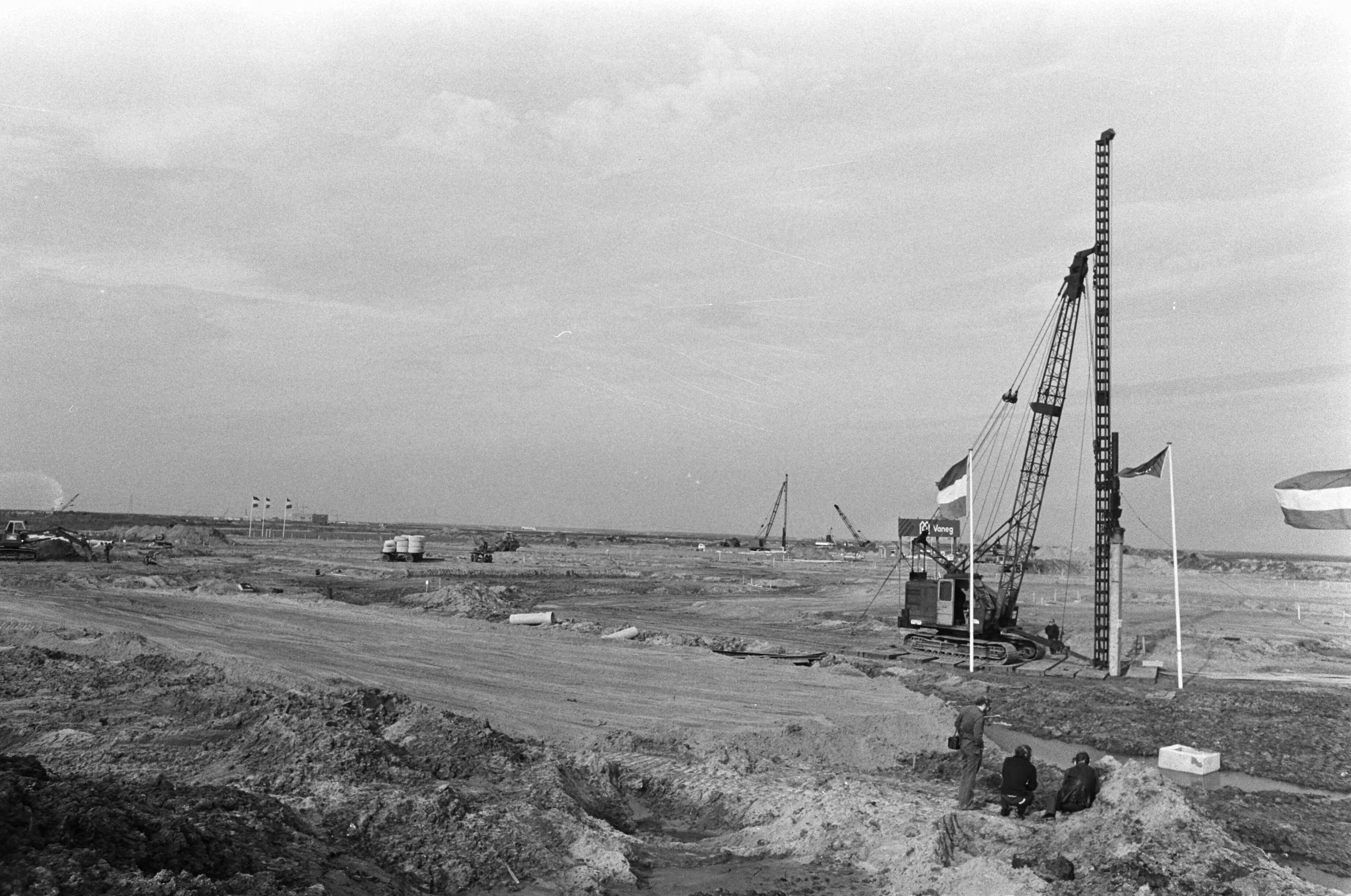 Fotocollectie Anefo — Eerste paal voor Almere, door minister Westerterp geslagen kale vlakte met eerste paal — Foto: Verhoeff, Bert / Anefo. Licentie: Set B: Rechtenvrij / Publiek Domein. Bron: Nationaal Archief. http://hdl.handle.net/10648/ac7346d2-d0b4-102d-bcf8-003048976d84