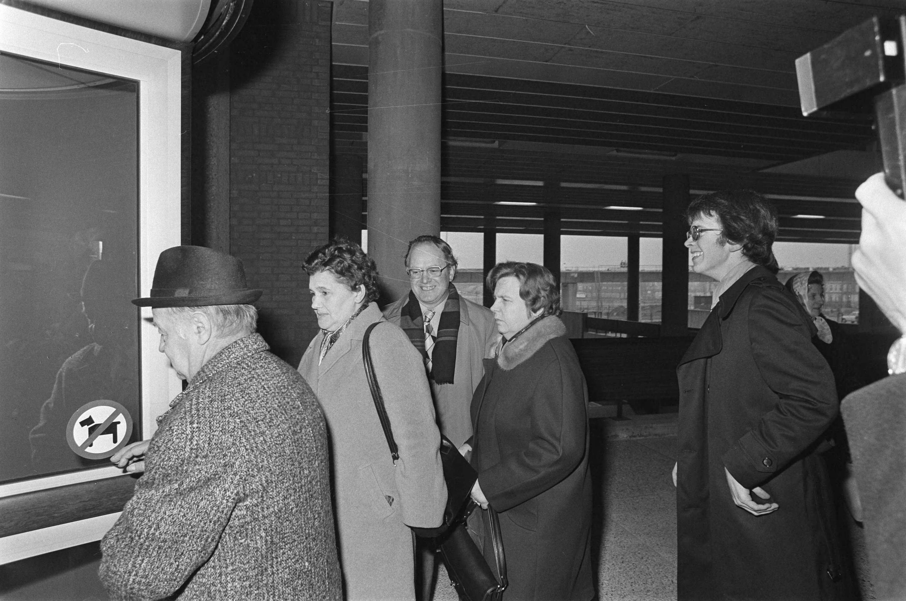 Fotocollectie Anefo — Verdachten Scheveningse gijzelingszaak voorgekomen in Den Haag ; leden van het koor die gegijzeld waren betreden het Gerechtsgebouw — Foto: Mieremet, Rob / Anefo. Licentie: Set B: Rechtenvrij / Publiek Domein. Bron: Nationaal Archief. http://hdl.handle.net/10648/ac627474-d0b4-102d-bcf8-003048976d84