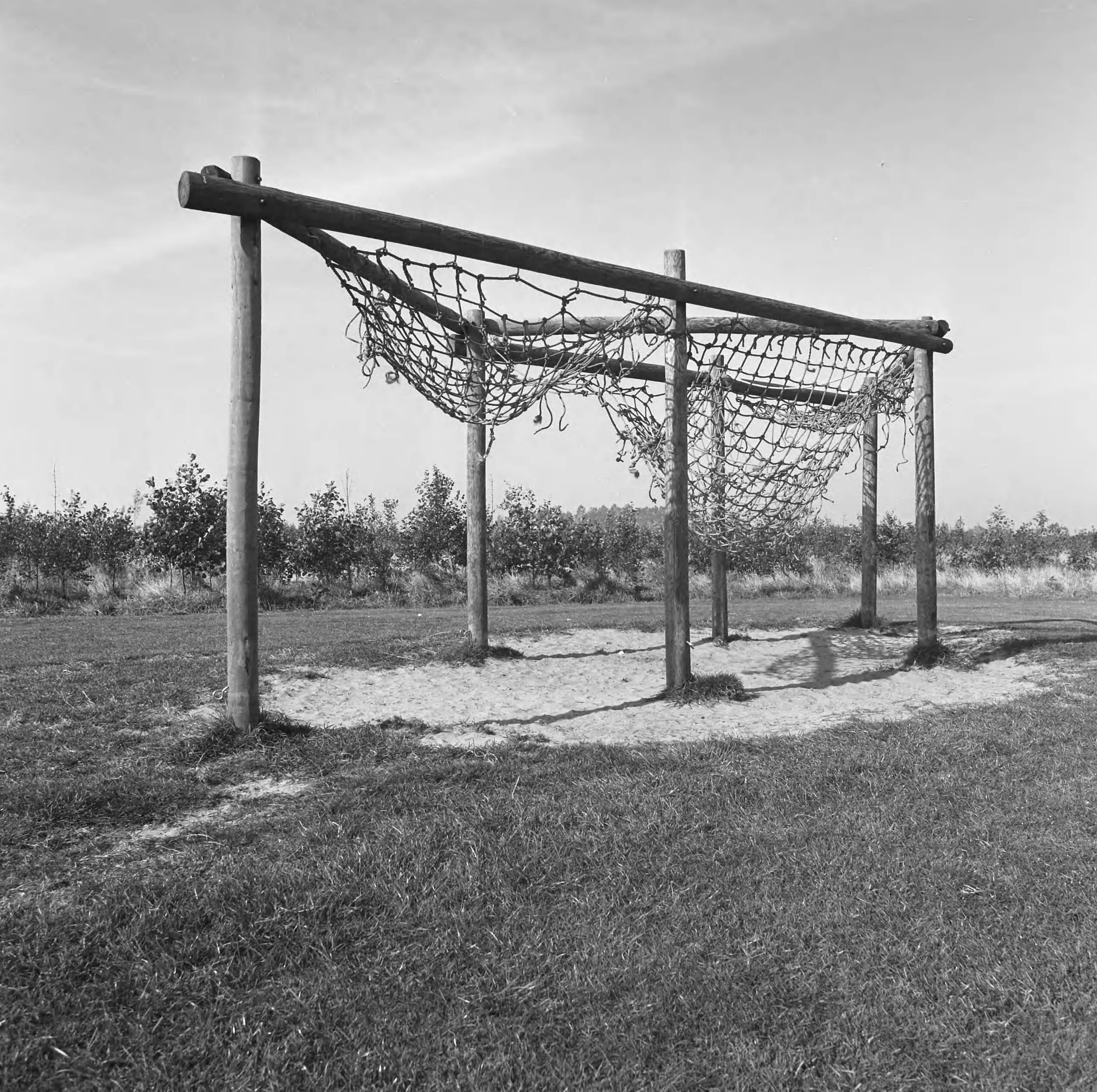 Fotocollectie Nederlandse Heidemaatschappij — Speeltuinen in woonwijken [Zoetermeer?] — Foto: Fotograaf Onbekend / Heidemij. Licentie: Set B: Rechtenvrij / Publiek Domein. Bron: Nationaal Archief. http://hdl.handle.net/10648/ae836196-d0b4-102d-bcf8-003048976d84