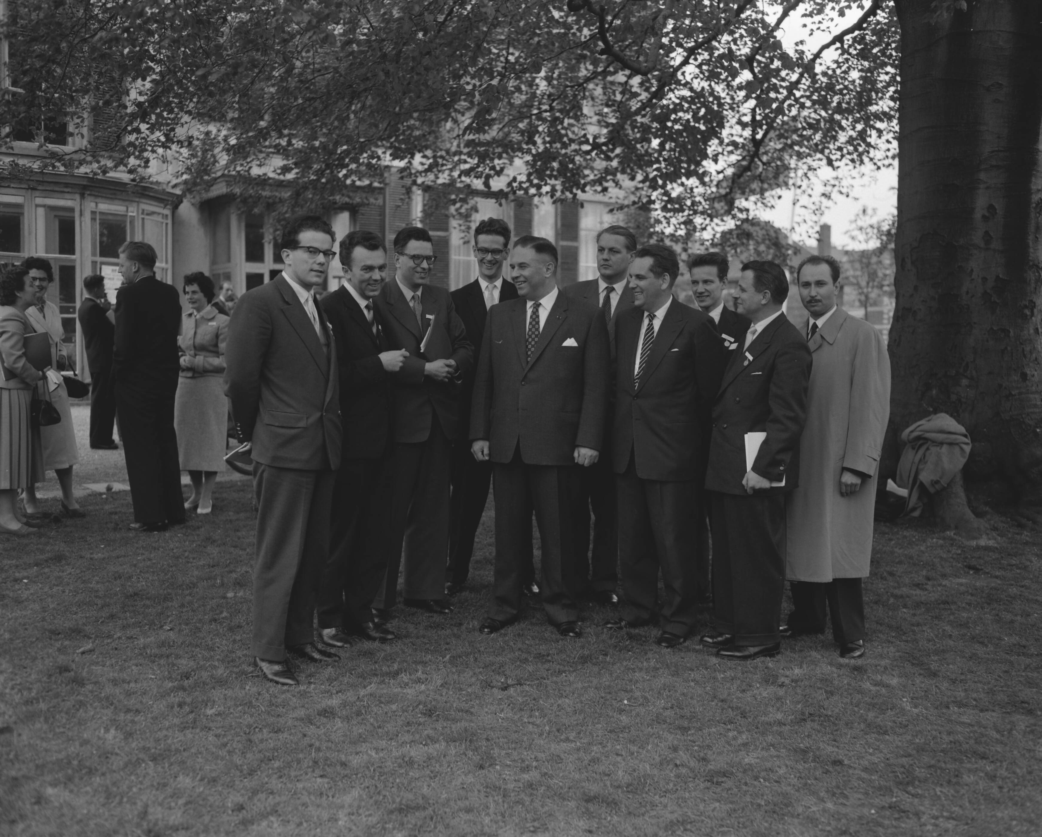 Fotocollectie Anefo — 12e Internationaal Congres van de Unie Jonge Christen-Democraten (UIJD) in Scheveningen — Foto: Behrens, Herbert F. / Anefo. Licentie: Set B: Rechtenvrij / Publiek Domein. Bron: Nationaal Archief. http://hdl.handle.net/10648/a97b9b46-d0b4-102d-bcf8-003048976d84