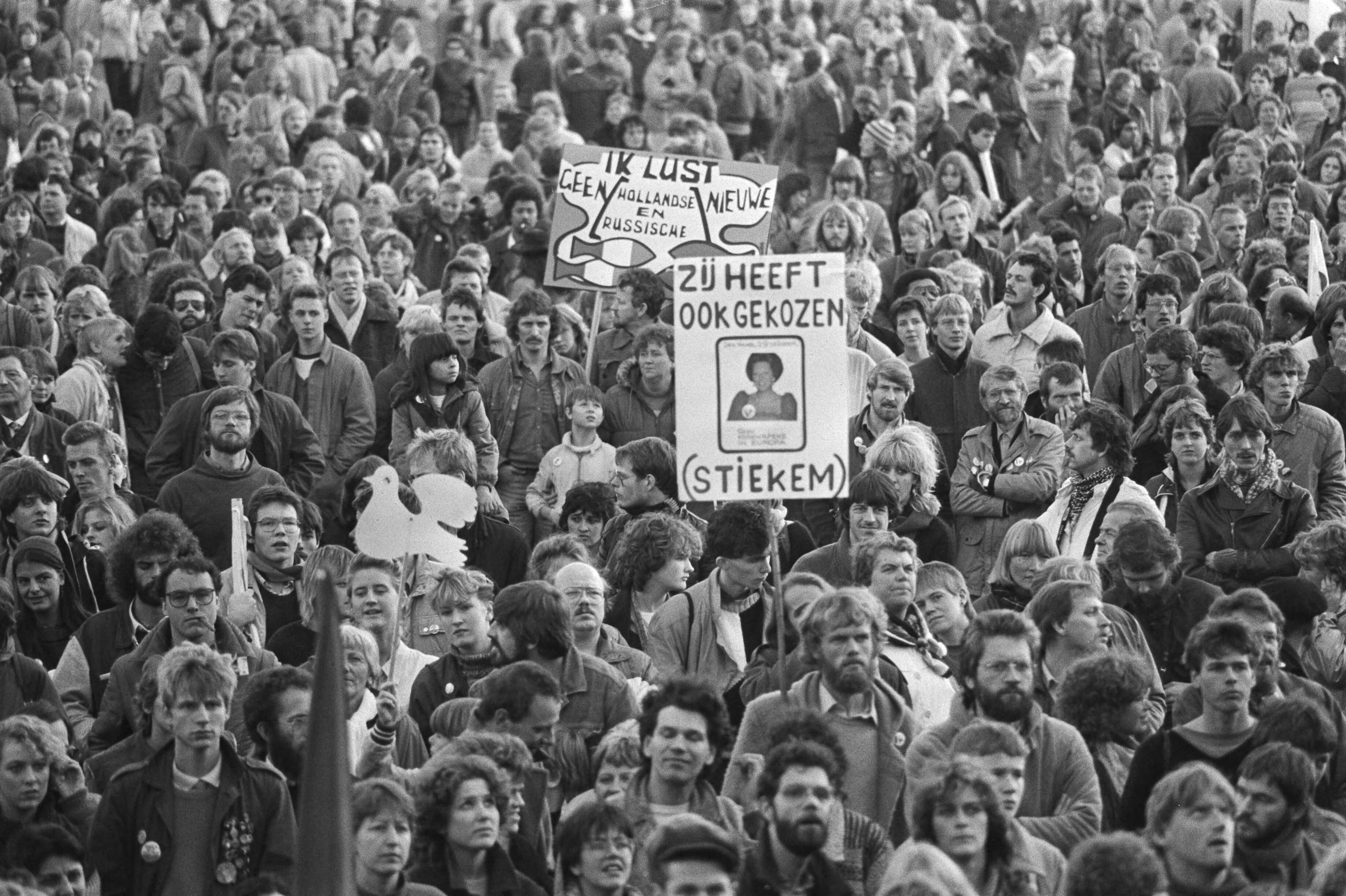 Vredesdemonstratie Den Haag , 550.000 mensen demonstreren o.m. tegen plaatsing kruisrakette — Demonstranten in het Zuiderpark — Foto: Croes, Rob C. / Anefo. Licentie: Set B: Rechtenvrij / Publiek Domein. Bron: Nationaal Archief. http://hdl.handle.net/10648/ad2fd428-d0b4-102d-bcf8-003048976d84