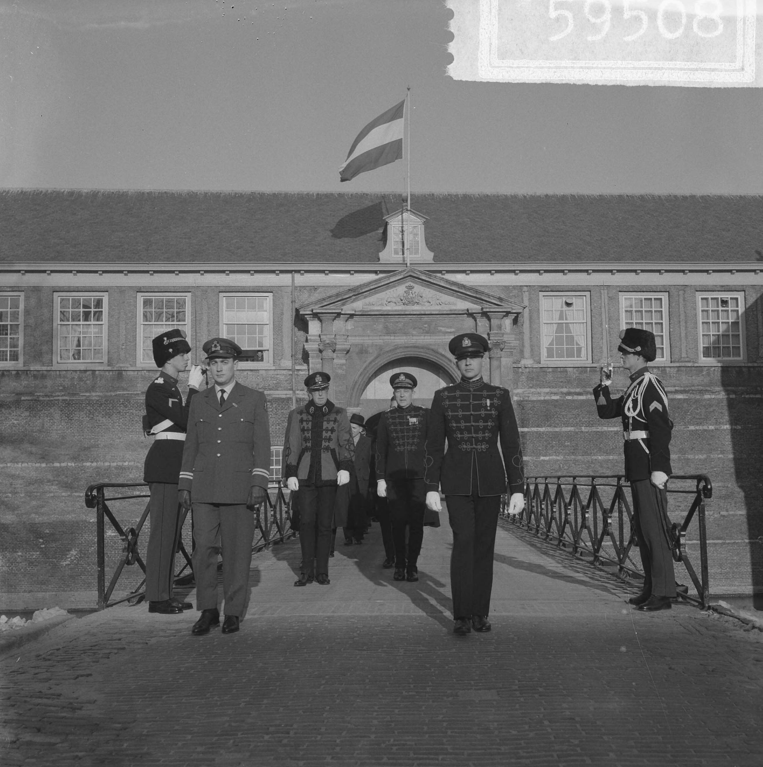 Fotocollectie Anefo — Prins Bernhard opende Prins Bernhardpaviljoen op de KMA te Breda. De prins verlaat het kasteel, samen met de gouverneur van de KMA, generaal-majoor W.C.H. van Reede — Foto: Nijs, Jac. de / Anefo. Licentie: Set B: Rechtenvrij / Publiek Domein. Bron: Nationaal Archief. http://hdl.handle.net/10648/aa563698-d0b4-102d-bcf8-003048976d84