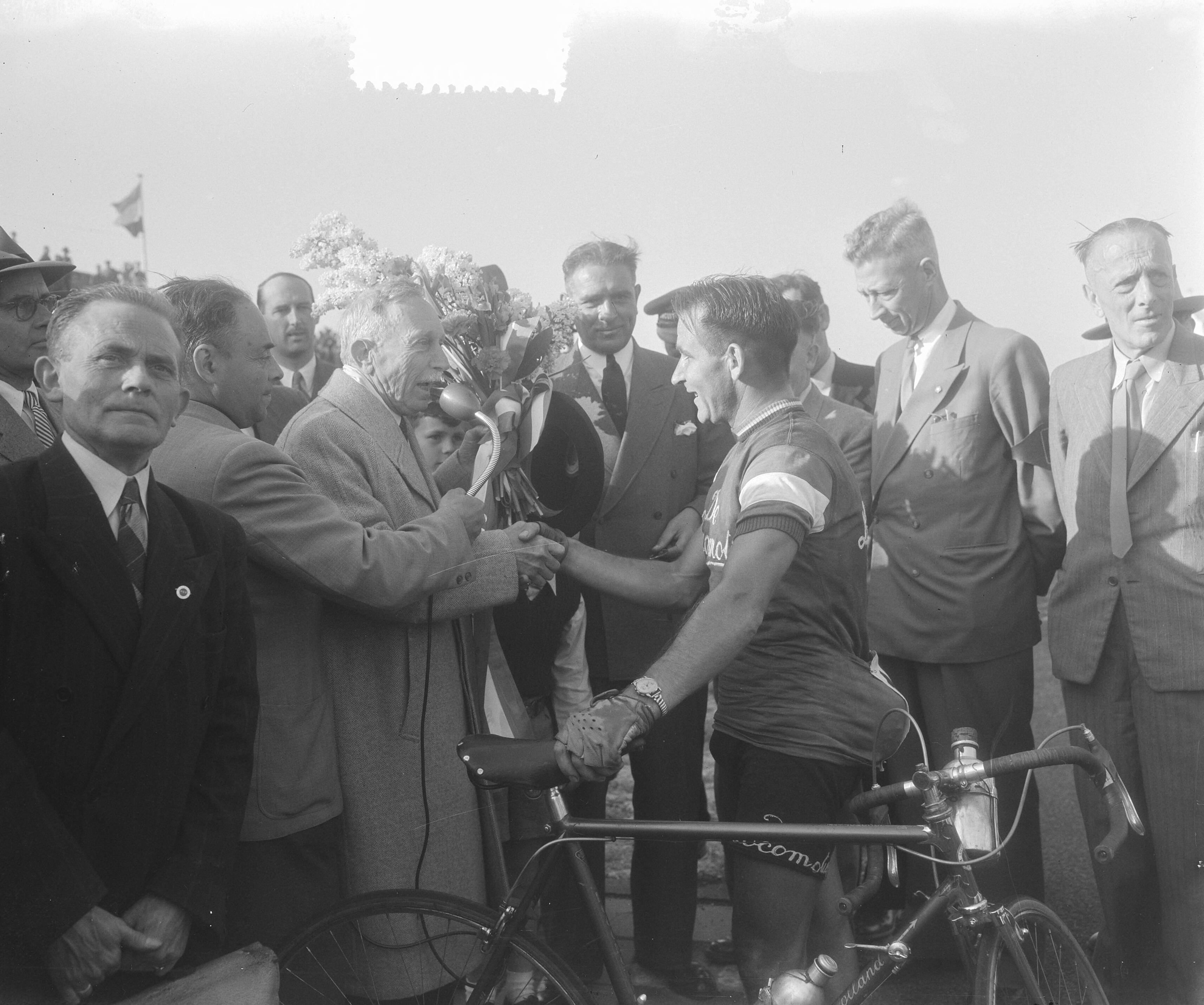 Fotocollectie Anefo — Wielerfestijn op Circuit van Zandvoort ter gelegenheid va KNWU-jubileum. Winnaar Wim van Est — Foto: Pot, Harry / Anefo. Licentie: Set B: Rechtenvrij / Publiek Domein. Bron: Nationaal Archief. http://hdl.handle.net/10648/a90b5340-d0b4-102d-bcf8-003048976d84