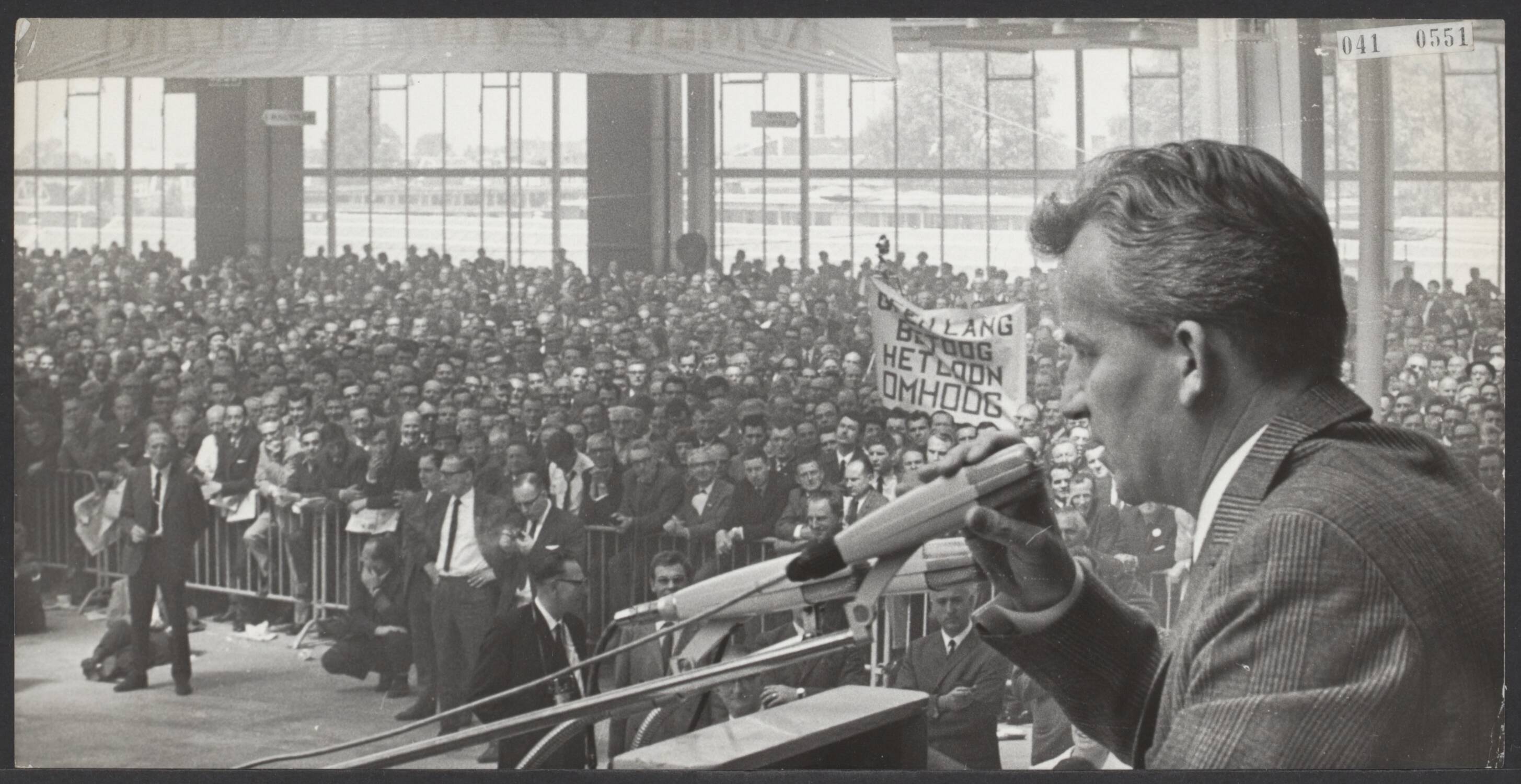 Fotocollectie Elsevier Binnenland — Vakbonden bijeen in Utrecht voor een protestbijeenkomst. NVV-voorzitter A. Kloos aan het woord in de Jaarbeurshallen — Foto: Kroon, Ron / Anefo. Licentie: Set B: Rechtenvrij / Publiek Domein. Bron: Nationaal Archief. http://hdl.handle.net/10648/adf68104-d0b4-102d-bcf8-003048976d84