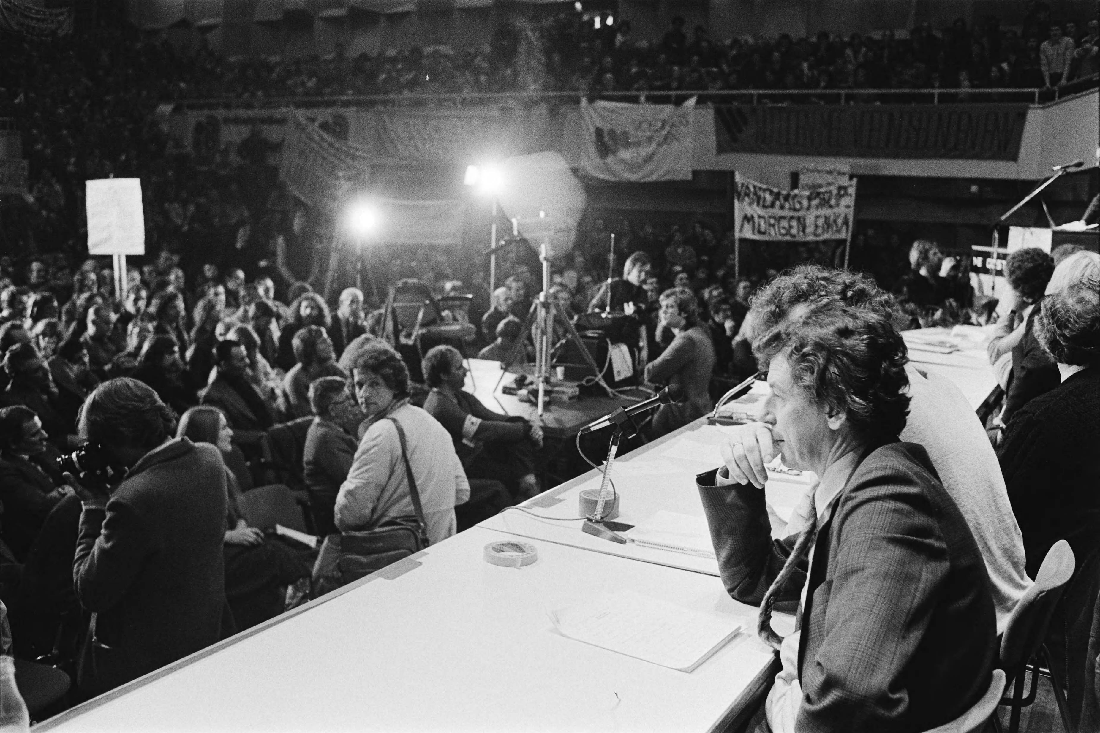 Fotocollectie Anefo — Demonstratie in Groningen voor werkgelegenheid in het Noorden des lands; Wim Kok (rechts) op manifestatie — Foto: Suyk, Koen / Anefo. Licentie: Set B: Rechtenvrij / Publiek Domein. Bron: Nationaal Archief. http://hdl.handle.net/10648/acd9ba02-d0b4-102d-bcf8-003048976d84