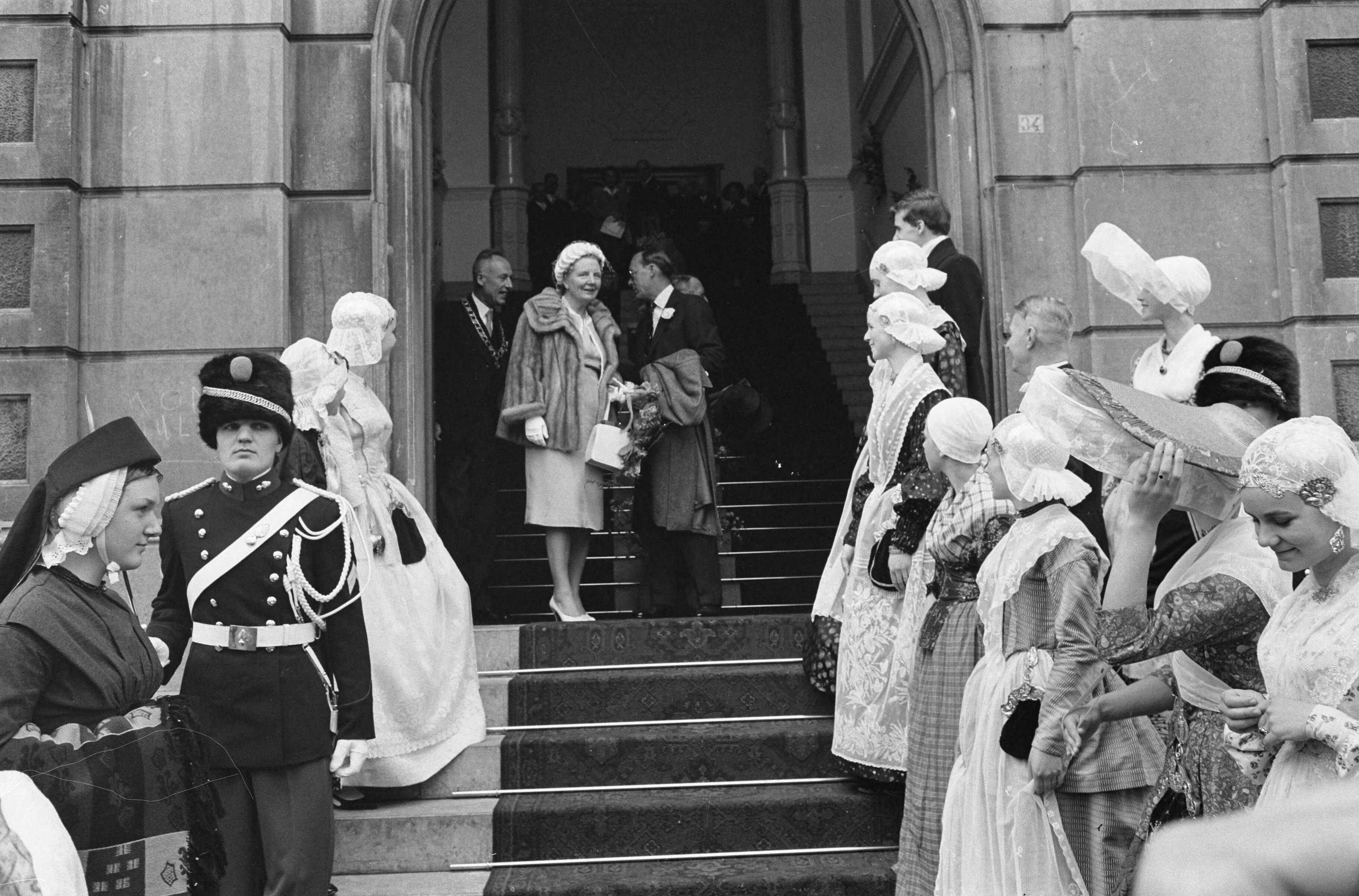 Koninklijk bezoek aan Groningen en Friesland (1962) — Koninklijk bezoek aan Leeuwarden — Foto: Pot, Harry / Anefo. Licentie: Set B: Rechtenvrij / Publiek Domein. Bron: Nationaal Archief. http://hdl.handle.net/10648/aa06e5fc-d0b4-102d-bcf8-003048976d84