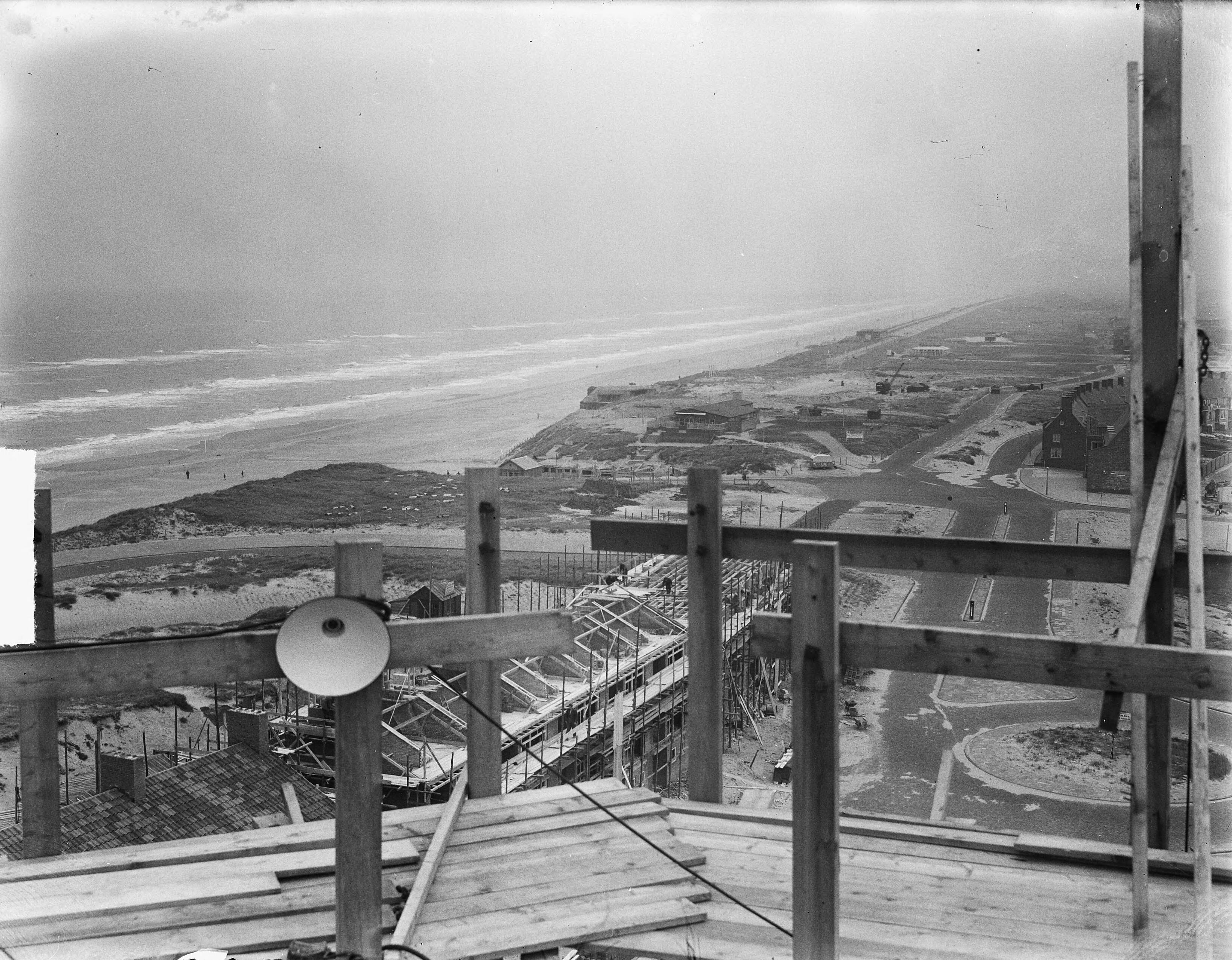 Zandvoort. Opname vanuit Watertoren — Zandvoort. Opname vanuit Watertoren en overzichten — Foto: Pot, Harry / Anefo. Licentie: Set B: Rechtenvrij / Publiek Domein. Bron: Nationaal Archief. http://hdl.handle.net/10648/a8e039a8-d0b4-102d-bcf8-003048976d84