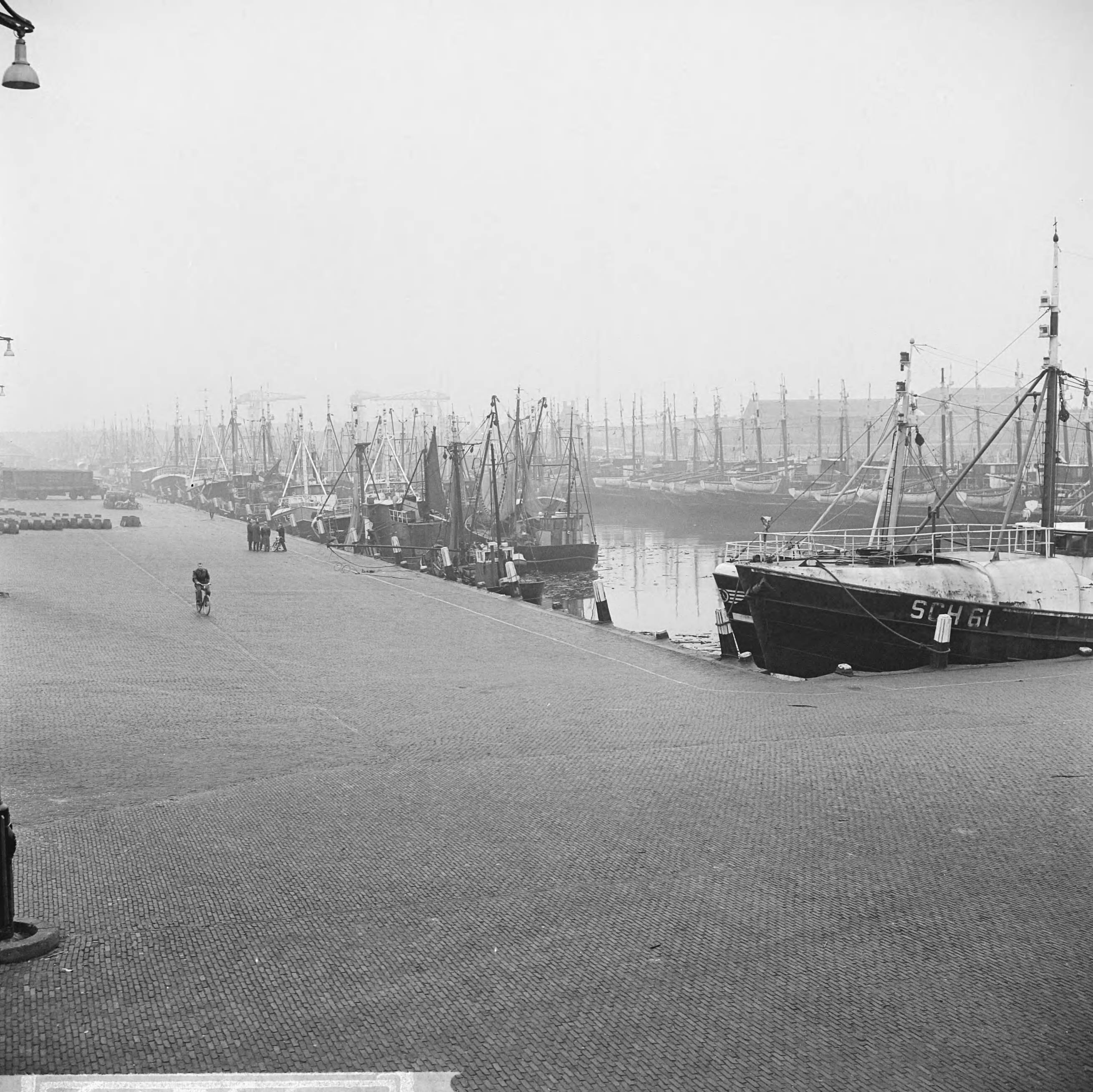 Fotocollectie Anefo — Scheveningse vissers staken, overzicht — Foto: Koch, Eric / Anefo. Licentie: Set B: Rechtenvrij / Publiek Domein. Bron: Nationaal Archief. http://hdl.handle.net/10648/aa55067e-d0b4-102d-bcf8-003048976d84